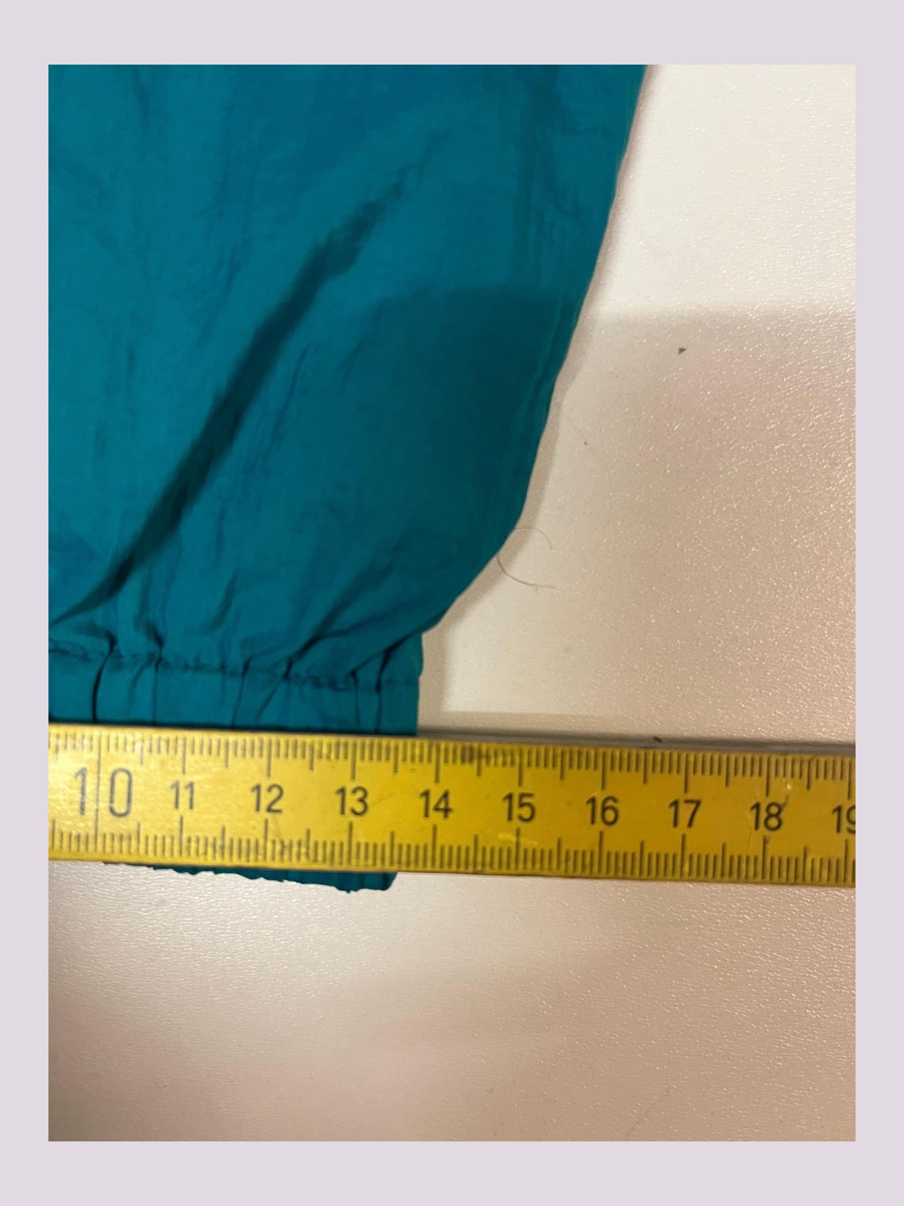 Entdecke unsere Vintage Track Pants von Nike und anderen Marken, erhältlich bei Valuxery.de - Dein Shop für trendige Vintage - Kleidung. Unsere Track Pants sind aus hochwertigen Materialien und