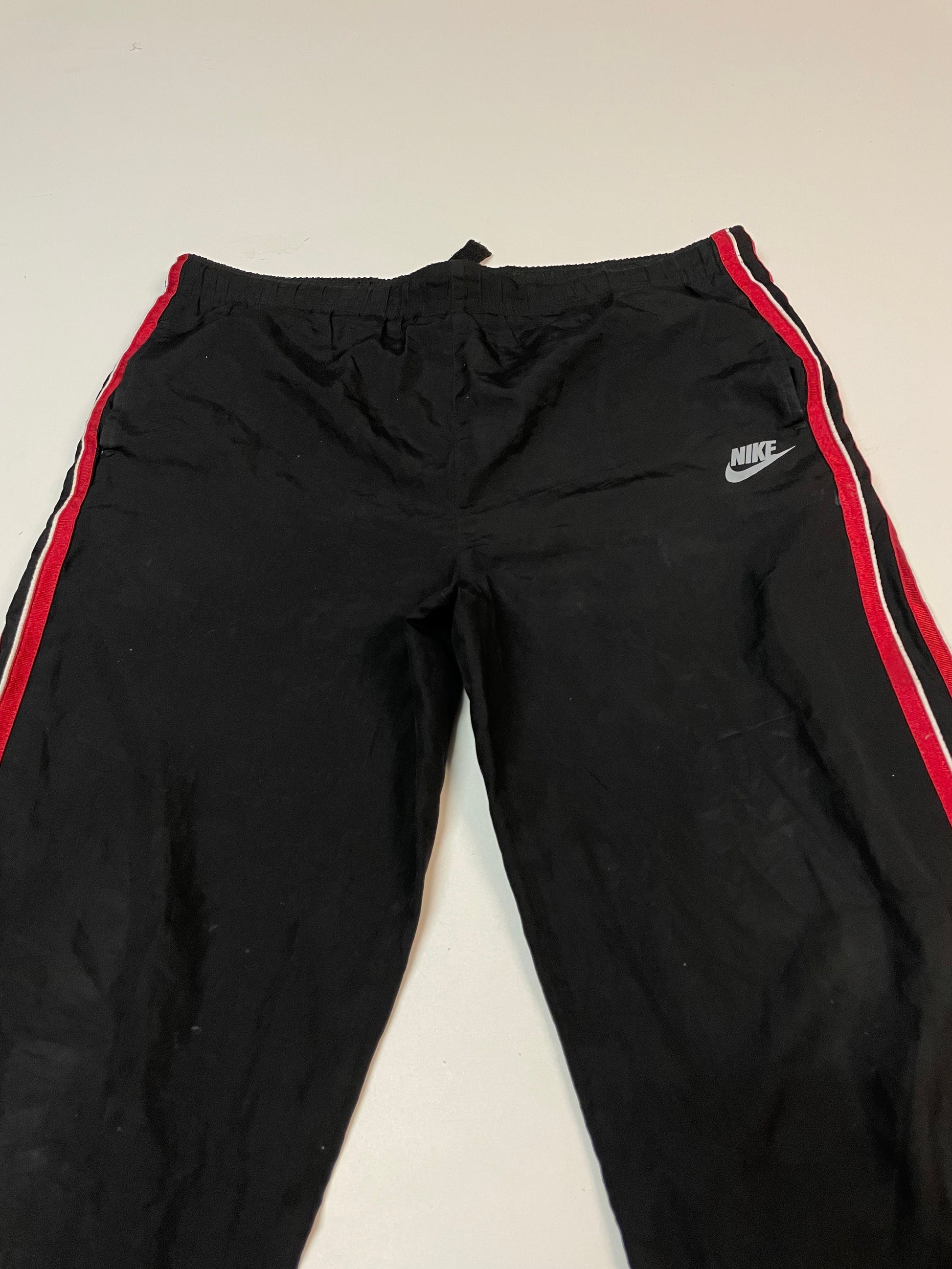 Entdecke unsere Vintage Track Pants von Nike und anderen Marken, erhältlich bei Valuxery.de - Dein Shop für trendige Vintage - Kleidung. Unsere Track Pants sind aus hochwertigen Materialien und