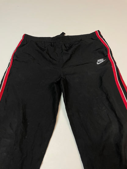 Entdecke unsere Vintage Track Pants von Nike und anderen Marken, erhältlich bei Valuxery.de - Dein Shop für trendige Vintage - Kleidung. Unsere Track Pants sind aus hochwertigen Materialien und