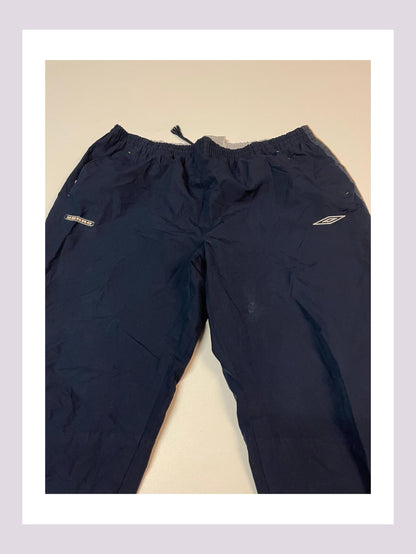 Entdecke unsere Vintage Track Pants von Nike und anderen Marken, erhältlich bei Valuxery.de - Dein Shop für trendige Vintage - Kleidung. Unsere Track Pants sind aus hochwertigen Materialien und