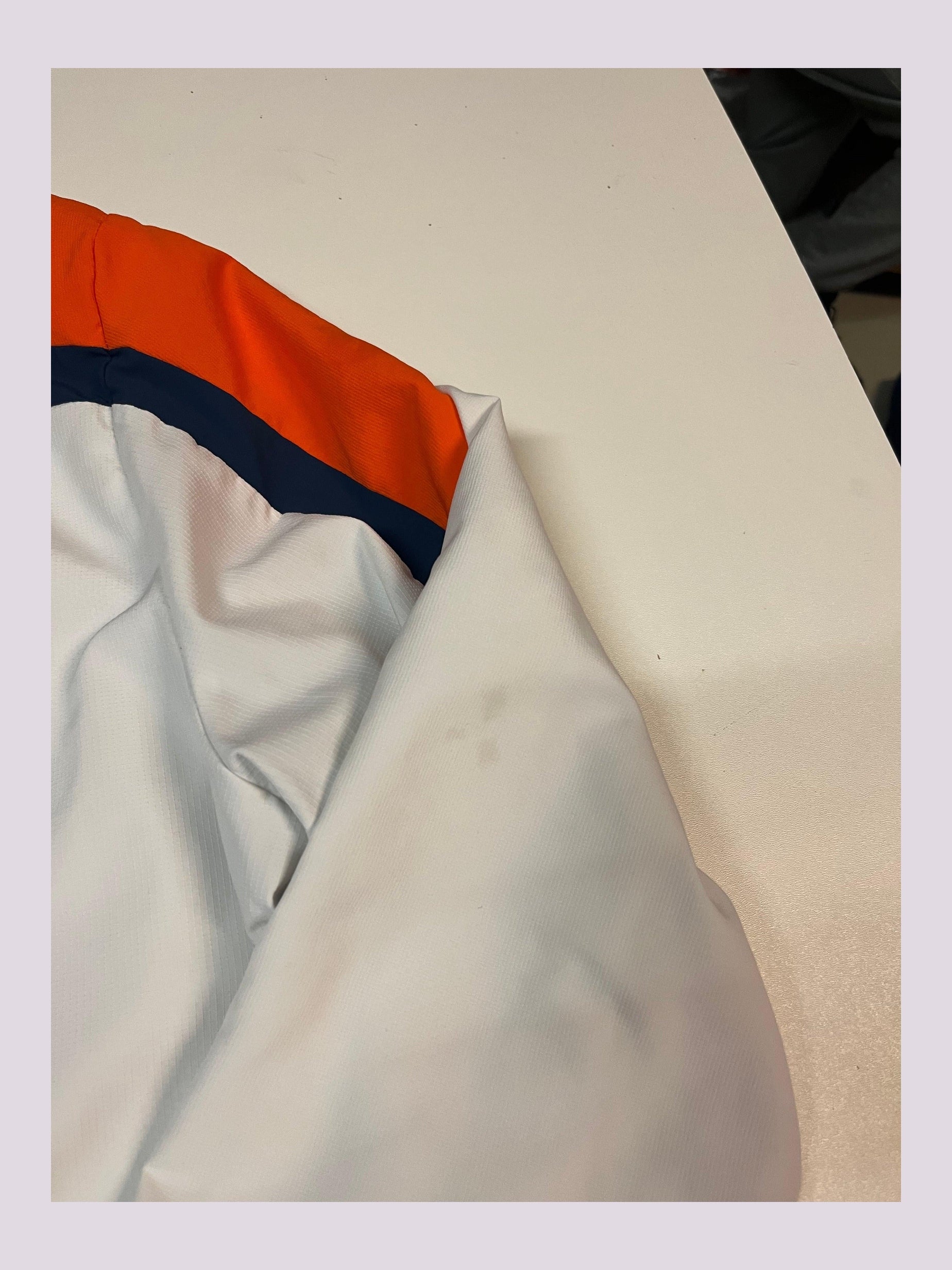 Entdecke unsere Vintage Track Pants von Nike und anderen Marken, erhältlich bei Valuxery.de - Dein Shop für trendige Vintage - Kleidung. Unsere Track Pants sind aus hochwertigen Materialien und