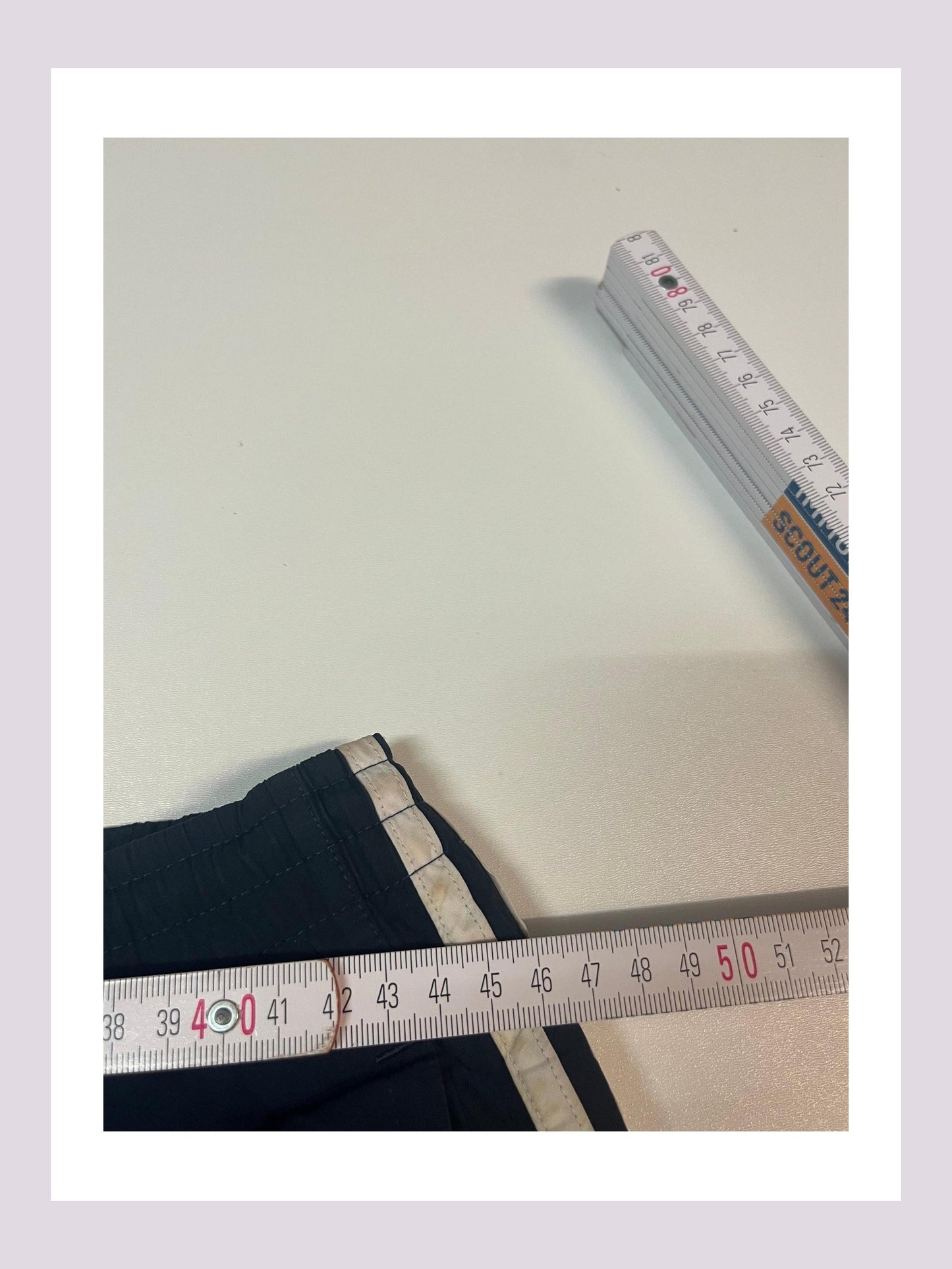 Entdecke unsere Vintage Track Pants von Nike und anderen Marken, erhältlich bei Valuxery.de - Dein Shop für trendige Vintage - Kleidung. Unsere Track Pants sind aus hochwertigen Materialien und