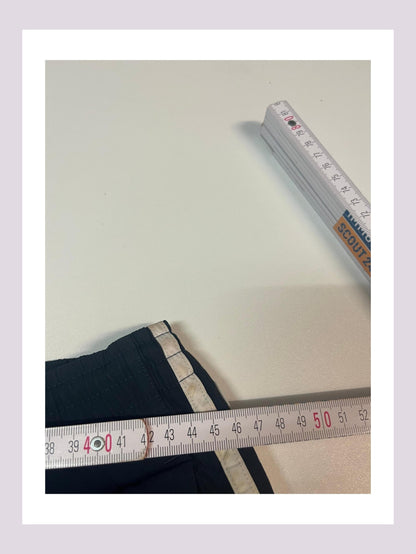 Entdecke unsere Vintage Track Pants von Nike und anderen Marken, erhältlich bei Valuxery.de - Dein Shop für trendige Vintage - Kleidung. Unsere Track Pants sind aus hochwertigen Materialien und