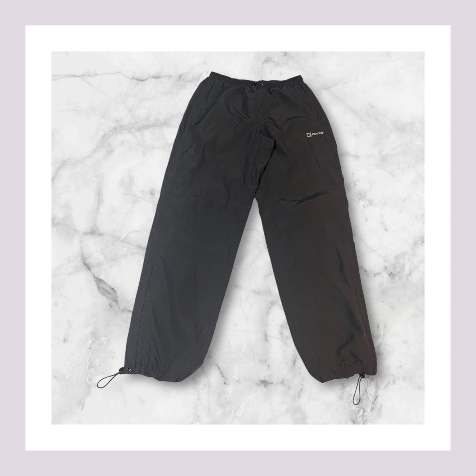Entdecke unsere Vintage Track Pants von Nike und anderen Marken, erhältlich bei Valuxery.de - Dein Shop für trendige Vintage - Kleidung. Unsere Track Pants sind aus hochwertigen Materialien und