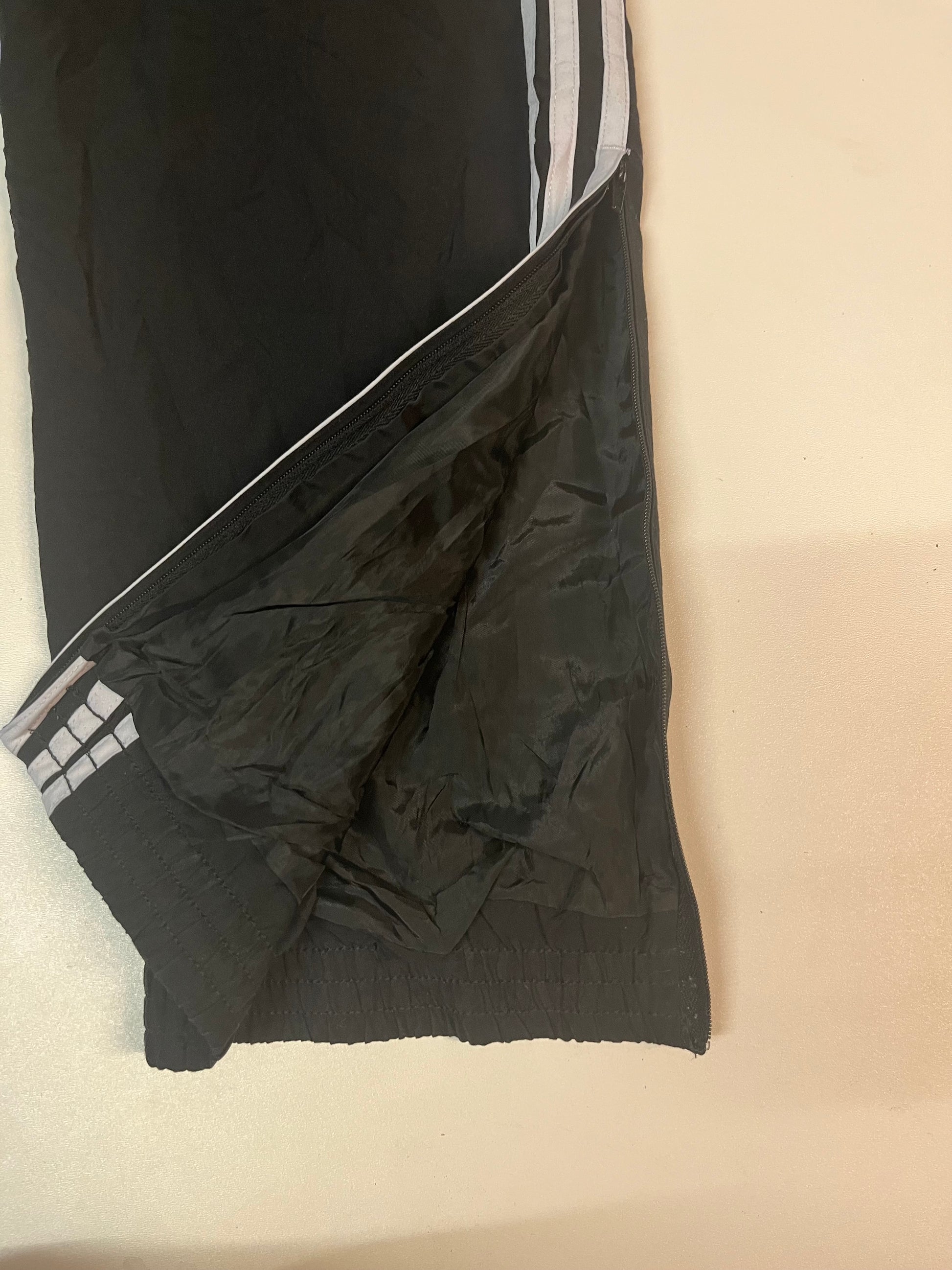 Entdecke unsere Vintage Track Pants von Nike und anderen Marken, erhältlich bei Valuxery.de - Dein Shop für trendige Vintage - Kleidung. Unsere Track Pants sind aus hochwertigen Materialien und