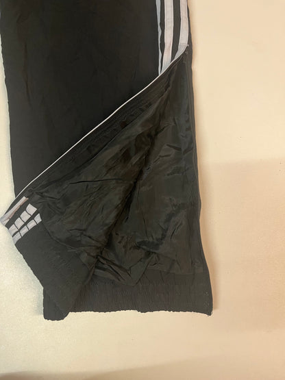 Entdecke unsere Vintage Track Pants von Nike und anderen Marken, erhältlich bei Valuxery.de - Dein Shop für trendige Vintage - Kleidung. Unsere Track Pants sind aus hochwertigen Materialien und