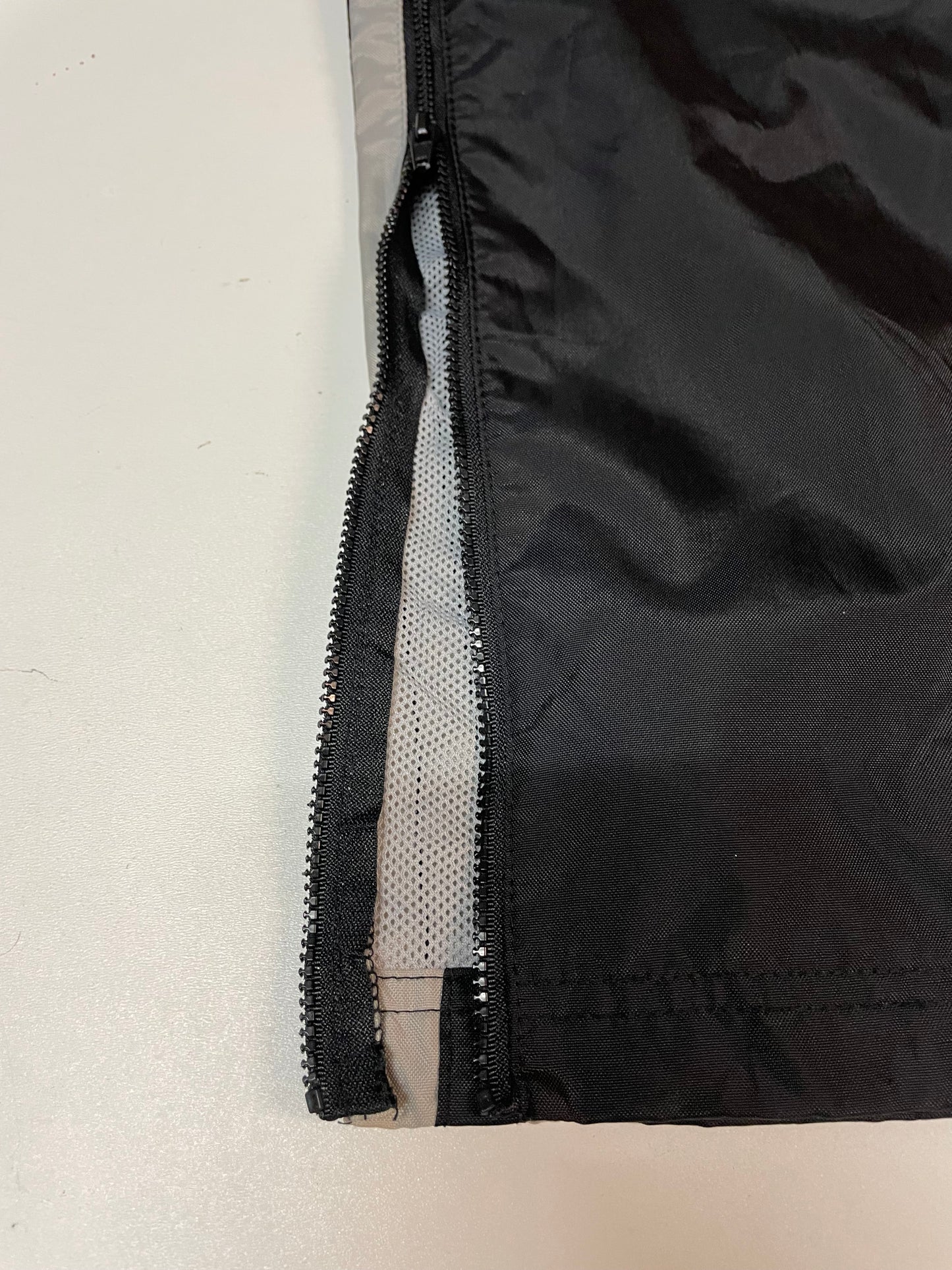 Entdecke unsere Vintage Track Pants von Nike und anderen Marken, erhältlich bei Valuxery.de - Dein Shop für trendige Vintage - Kleidung. Unsere Track Pants sind aus hochwertigen Materialien und