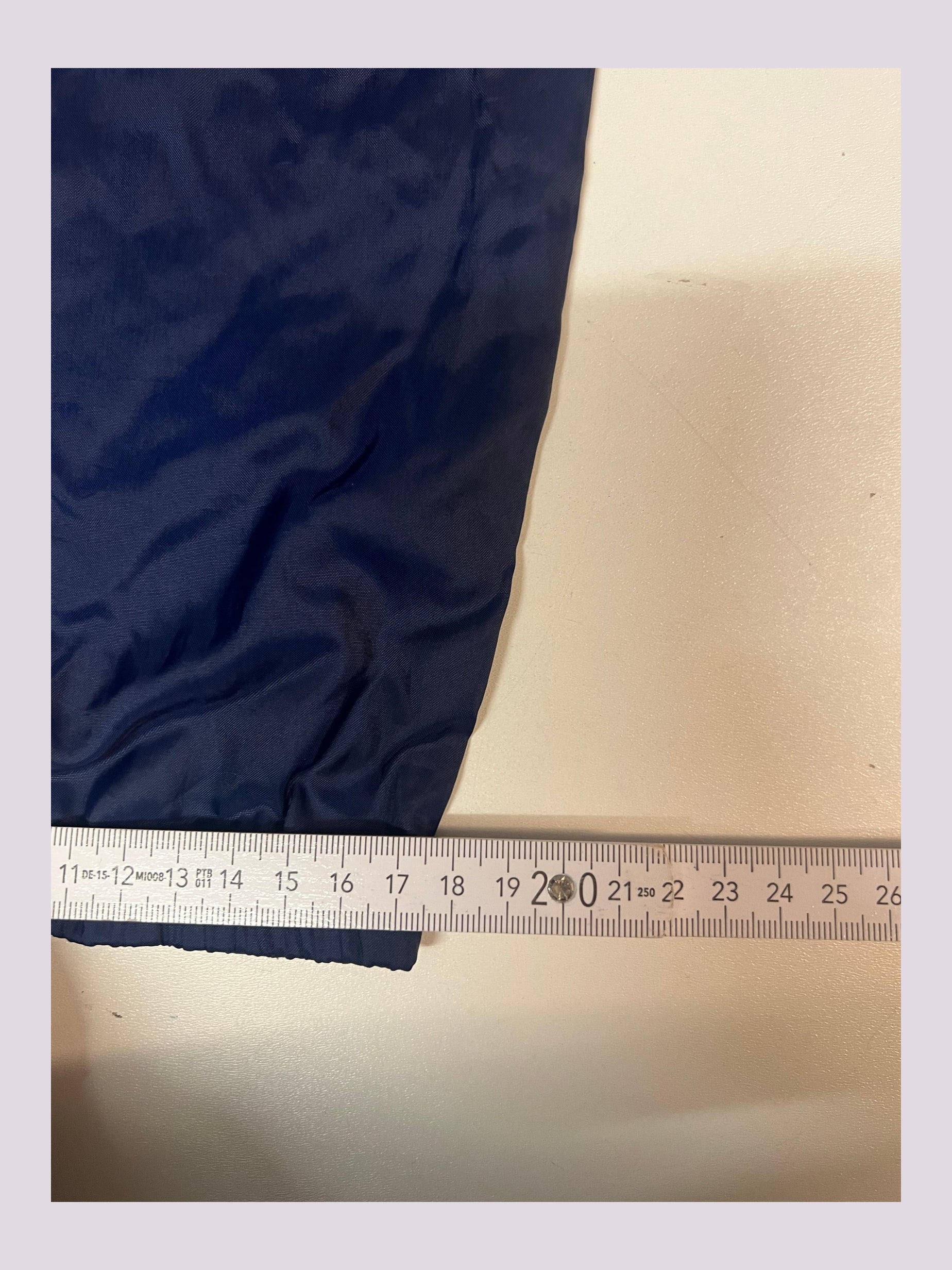 Entdecke unsere Vintage Track Pants von Nike und anderen Marken, erhältlich bei Valuxery.de - Dein Shop für trendige Vintage - Kleidung. Unsere Track Pants sind aus hochwertigen Materialien und