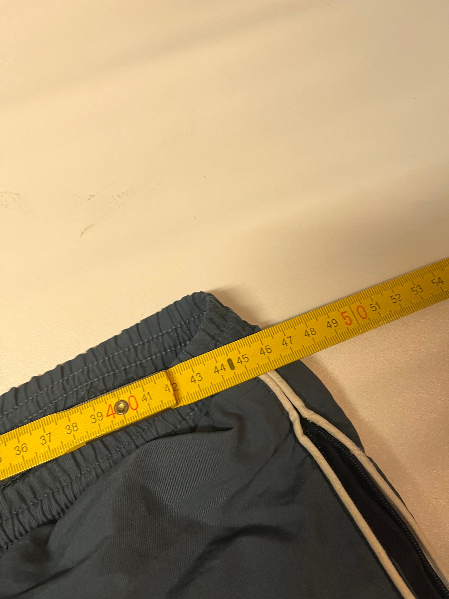 Entdecke unsere Vintage Track Pants von Nike und anderen Marken, erhältlich bei Valuxery.de - Dein Shop für trendige Vintage - Kleidung. Unsere Track Pants sind aus hochwertigen Materialien und