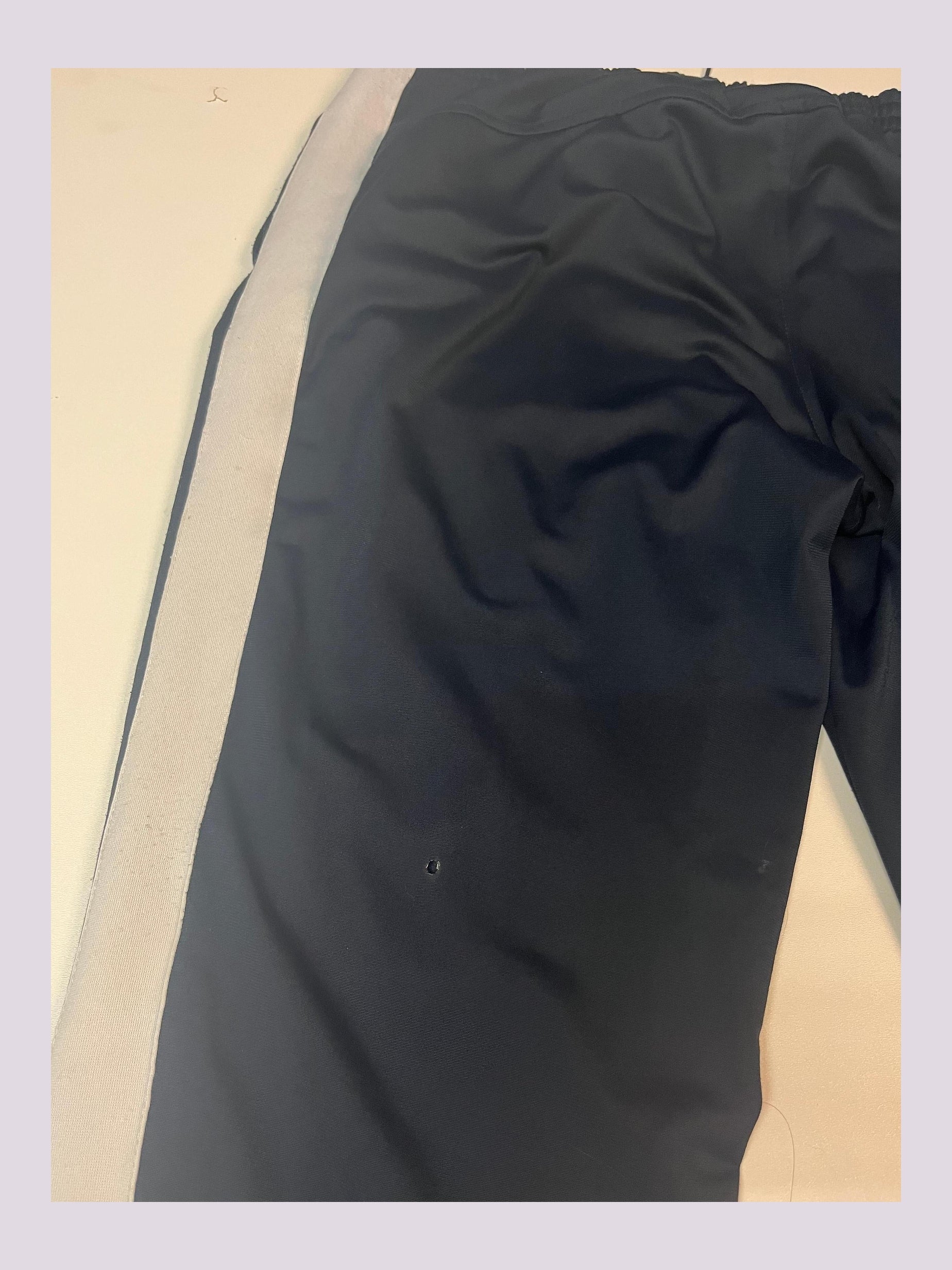 Entdecke unsere Vintage Track Pants von Nike und anderen Marken, erhältlich bei Valuxery.de - Dein Shop für trendige Vintage - Kleidung. Unsere Track Pants sind aus hochwertigen Materialien und