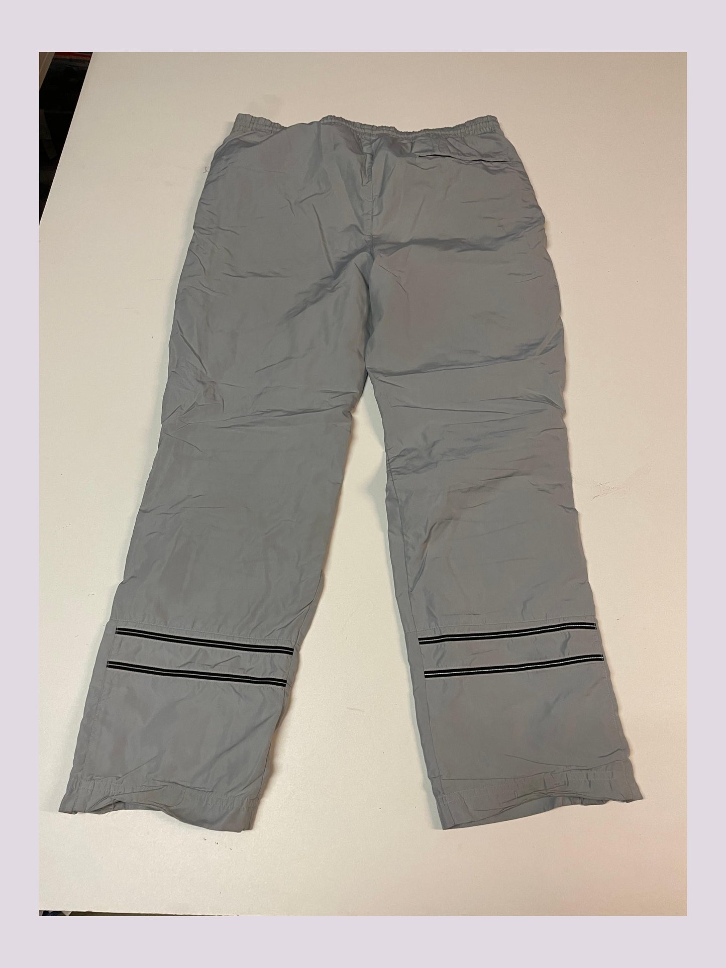 Entdecke unsere Vintage Track Pants von Nike und anderen Marken, erhältlich bei Valuxery.de - Dein Shop für trendige Vintage - Kleidung. Unsere Track Pants sind aus hochwertigen Materialien und