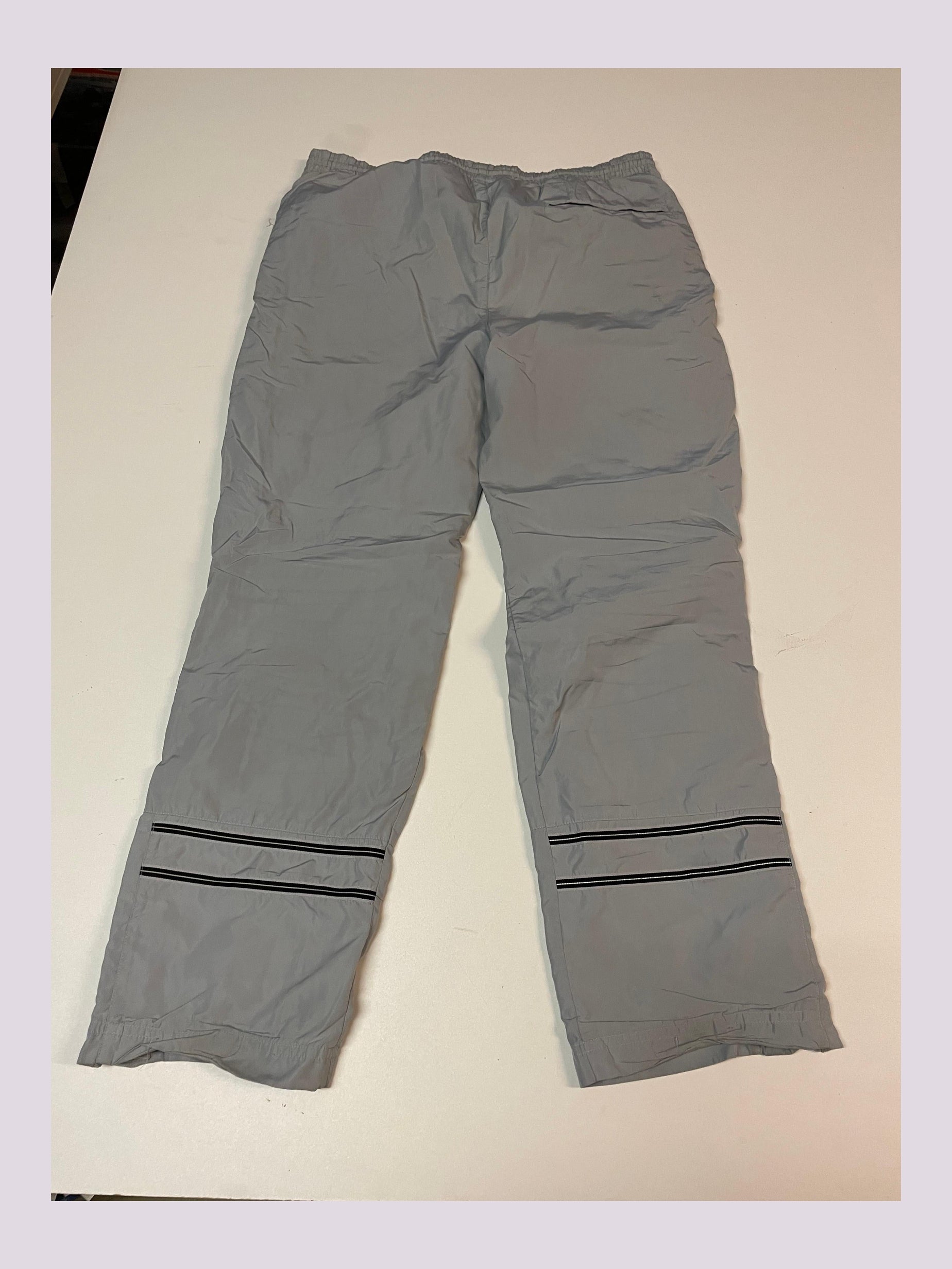Entdecke unsere Vintage Track Pants von Nike und anderen Marken, erhältlich bei Valuxery.de - Dein Shop für trendige Vintage - Kleidung. Unsere Track Pants sind aus hochwertigen Materialien und
