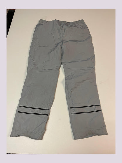 Entdecke unsere Vintage Track Pants von Nike und anderen Marken, erhältlich bei Valuxery.de - Dein Shop für trendige Vintage - Kleidung. Unsere Track Pants sind aus hochwertigen Materialien und