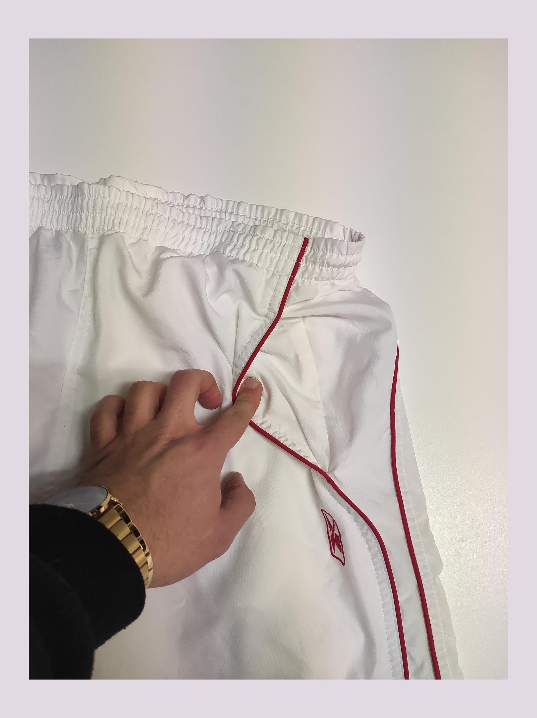 Entdecke unsere Vintage Track Pants von Nike und anderen Marken, erhältlich bei Valuxery.de - Dein Shop für trendige Vintage - Kleidung. Unsere Track Pants sind aus hochwertigen Materialien und