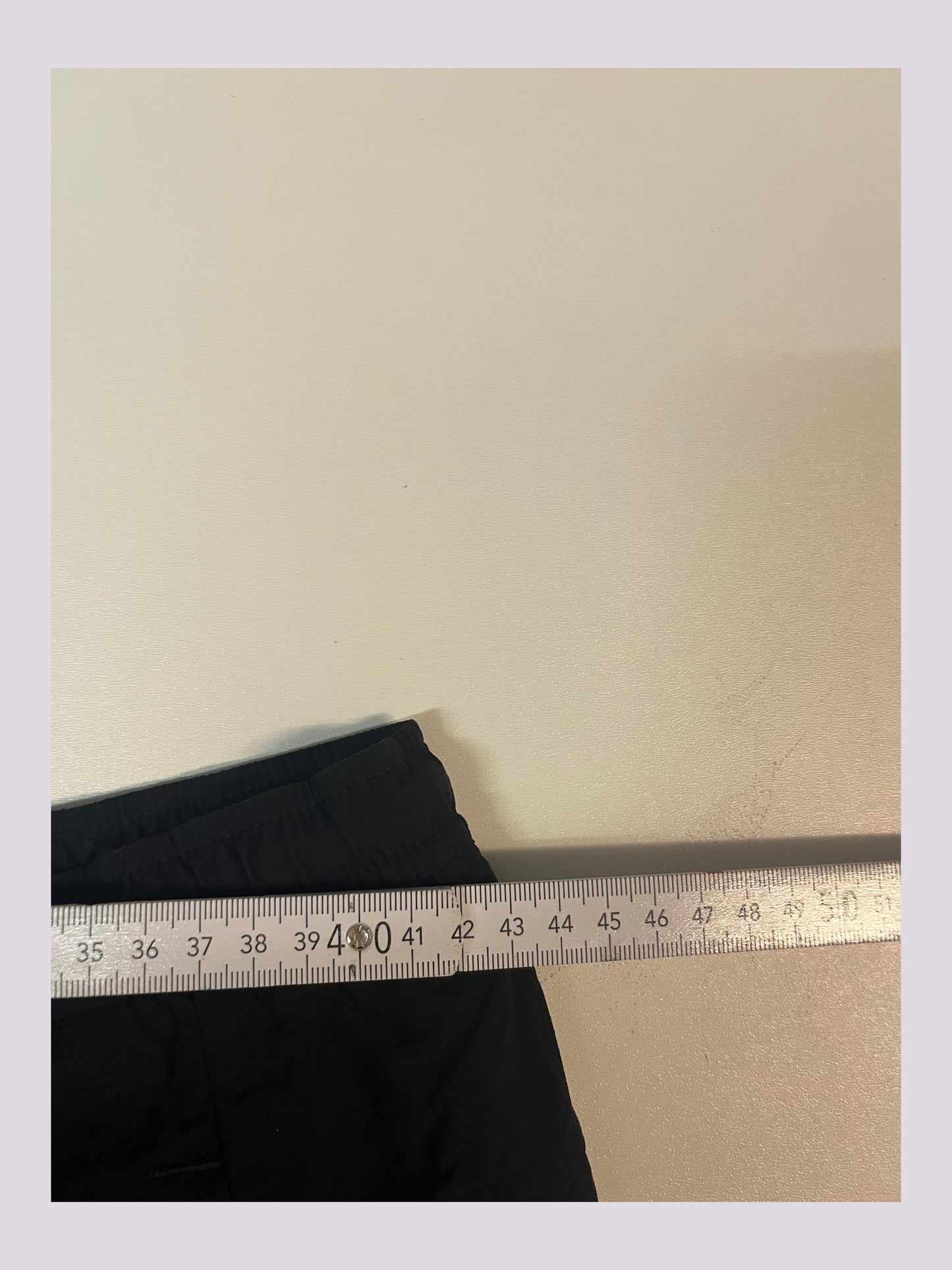 Entdecke unsere Vintage Track Pants von Nike und anderen Marken, erhältlich bei Valuxery.de - Dein Shop für trendige Vintage - Kleidung. Unsere Track Pants sind aus hochwertigen Materialien und