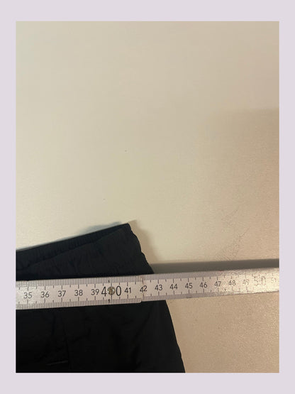 Entdecke unsere Vintage Track Pants von Nike und anderen Marken, erhältlich bei Valuxery.de - Dein Shop für trendige Vintage - Kleidung. Unsere Track Pants sind aus hochwertigen Materialien und