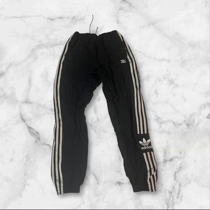 Entdecke unsere Vintage Track Pants von Nike und anderen Marken, erhältlich bei Valuxery.de - Dein Shop für trendige Vintage - Kleidung. Unsere Track Pants sind aus hochwertigen Materialien und