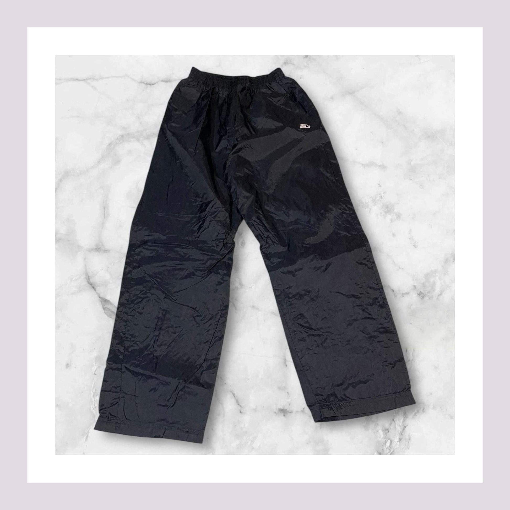 Entdecke unsere Vintage Track Pants von Nike und anderen Marken, erhältlich bei Valuxery.de - Dein Shop für trendige Vintage - Kleidung. Unsere Track Pants sind aus hochwertigen Materialien und