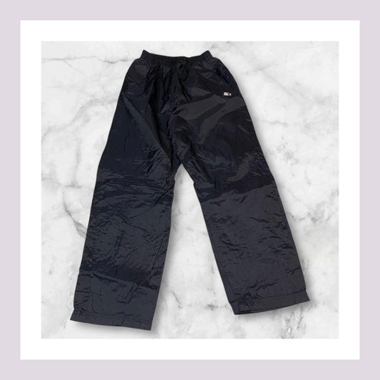 Entdecke unsere Vintage Track Pants von Nike und anderen Marken, erhältlich bei Valuxery.de - Dein Shop für trendige Vintage - Kleidung. Unsere Track Pants sind aus hochwertigen Materialien und