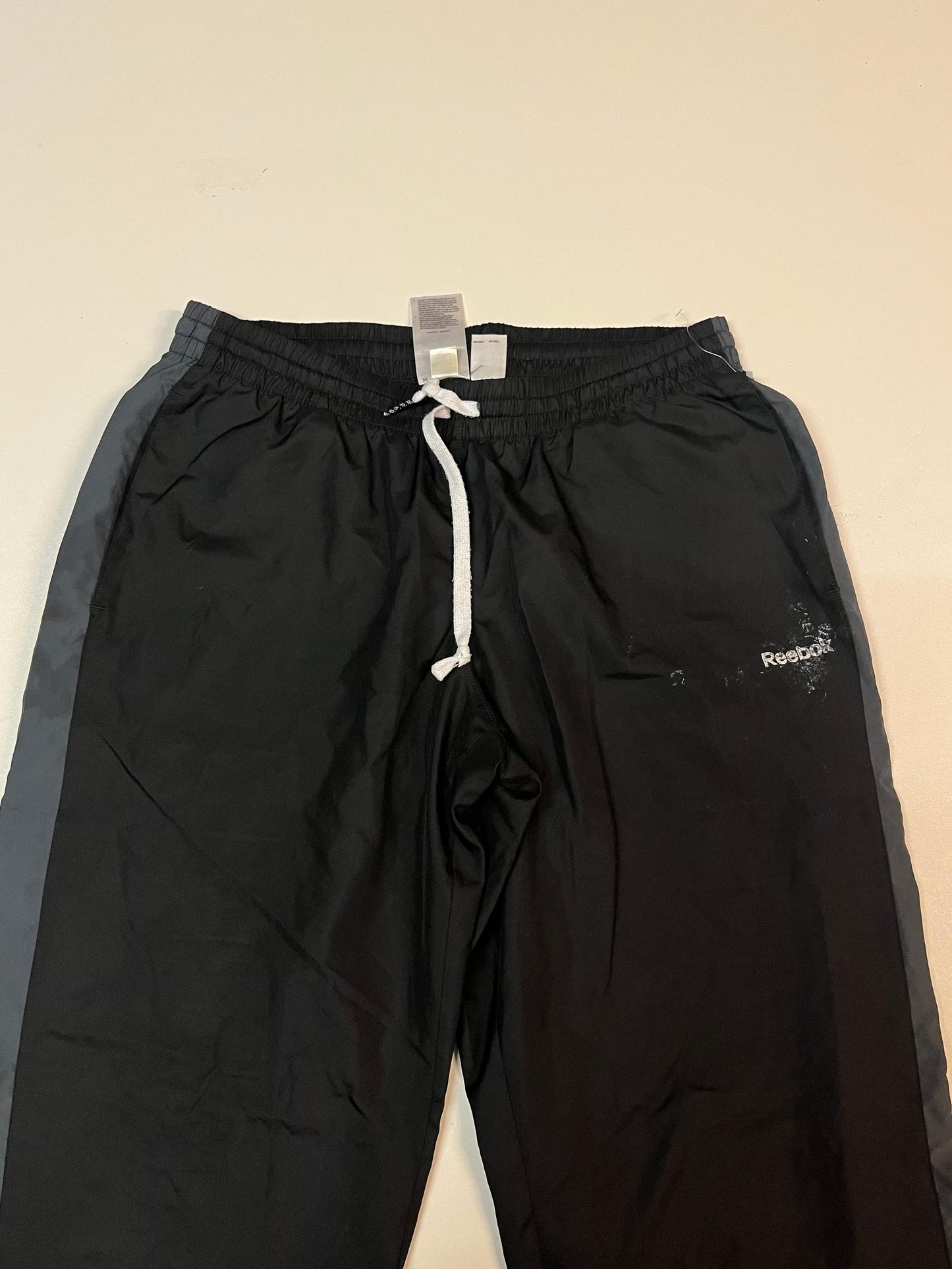 Entdecke unsere Vintage Track Pants von Nike und anderen Marken, erhältlich bei Valuxery.de - Dein Shop für trendige Vintage - Kleidung. Unsere Track Pants sind aus hochwertigen Materialien und