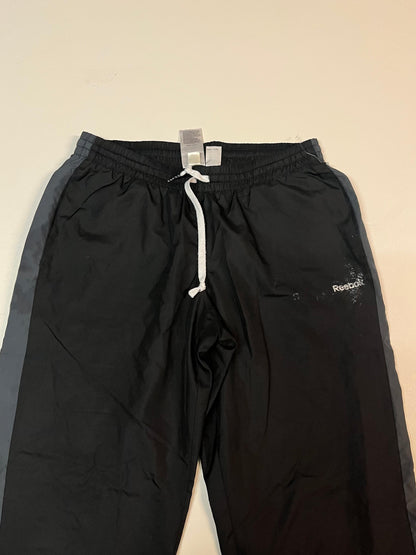 Entdecke unsere Vintage Track Pants von Nike und anderen Marken, erhältlich bei Valuxery.de - Dein Shop für trendige Vintage - Kleidung. Unsere Track Pants sind aus hochwertigen Materialien und