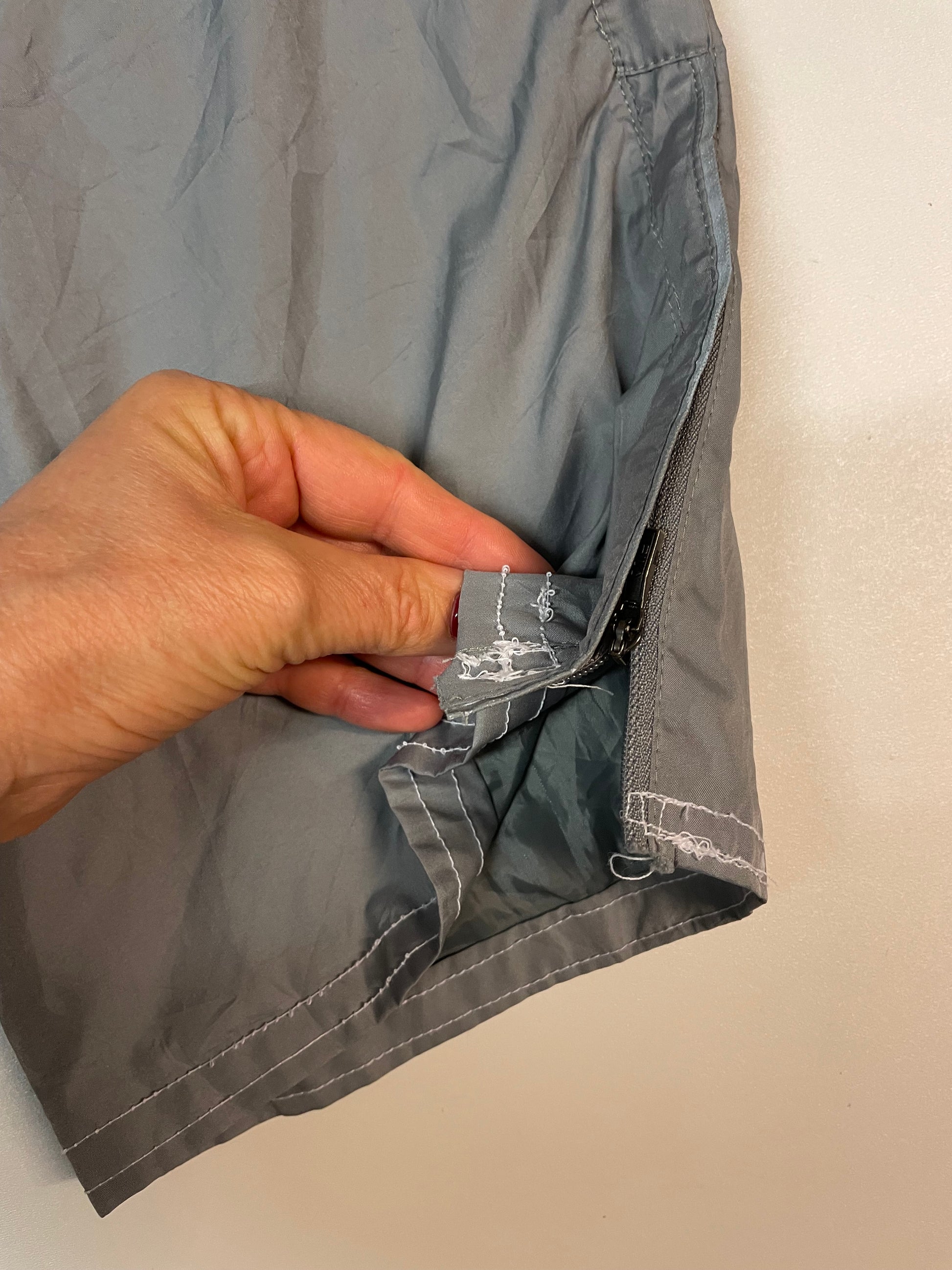 Entdecke unsere Vintage Track Pants von Nike und anderen Marken, erhältlich bei Valuxery.de - Dein Shop für trendige Vintage - Kleidung. Unsere Track Pants sind aus hochwertigen Materialien und