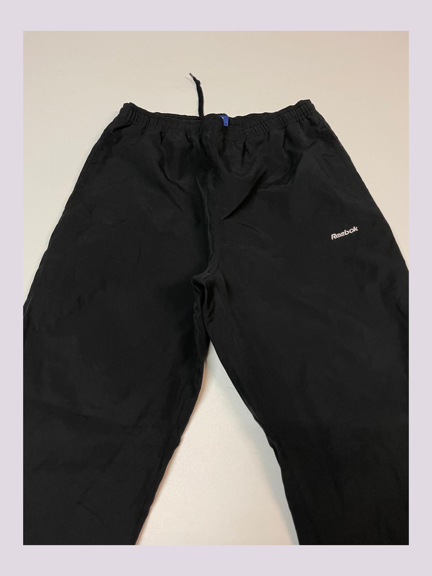 Entdecke unsere Vintage Track Pants von Nike und anderen Marken, erhältlich bei Valuxery.de - Dein Shop für trendige Vintage - Kleidung. Unsere Track Pants sind aus hochwertigen Materialien und