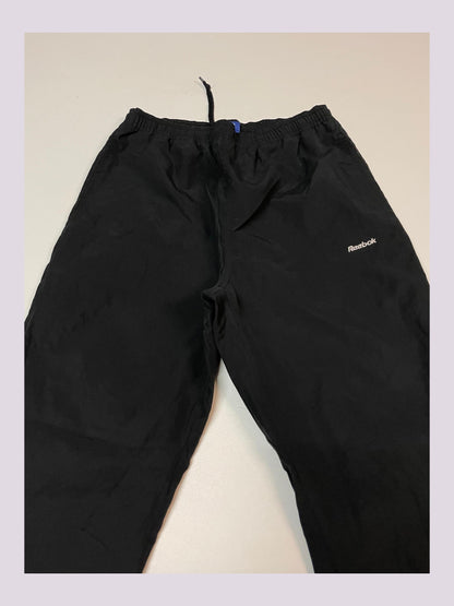 Entdecke unsere Vintage Track Pants von Nike und anderen Marken, erhältlich bei Valuxery.de - Dein Shop für trendige Vintage - Kleidung. Unsere Track Pants sind aus hochwertigen Materialien und