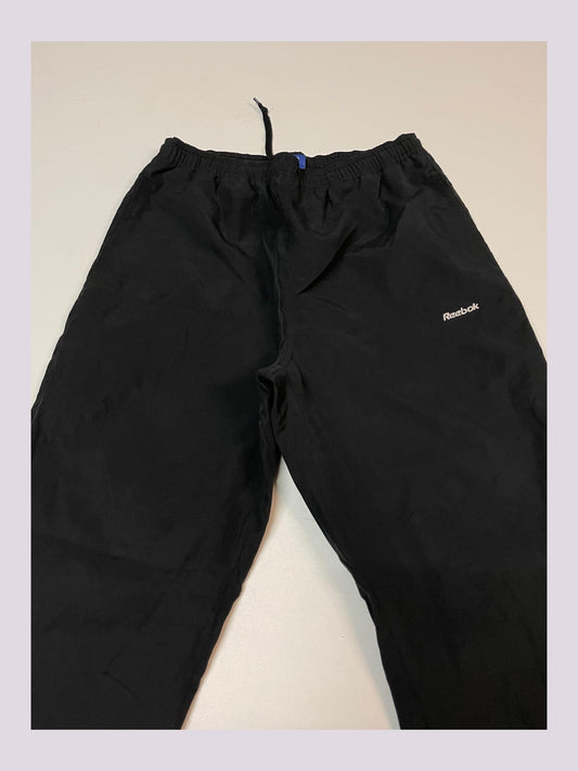 Entdecke unsere Vintage Track Pants von Nike und anderen Marken, erhältlich bei Valuxery.de - Dein Shop für trendige Vintage - Kleidung. Unsere Track Pants sind aus hochwertigen Materialien und
