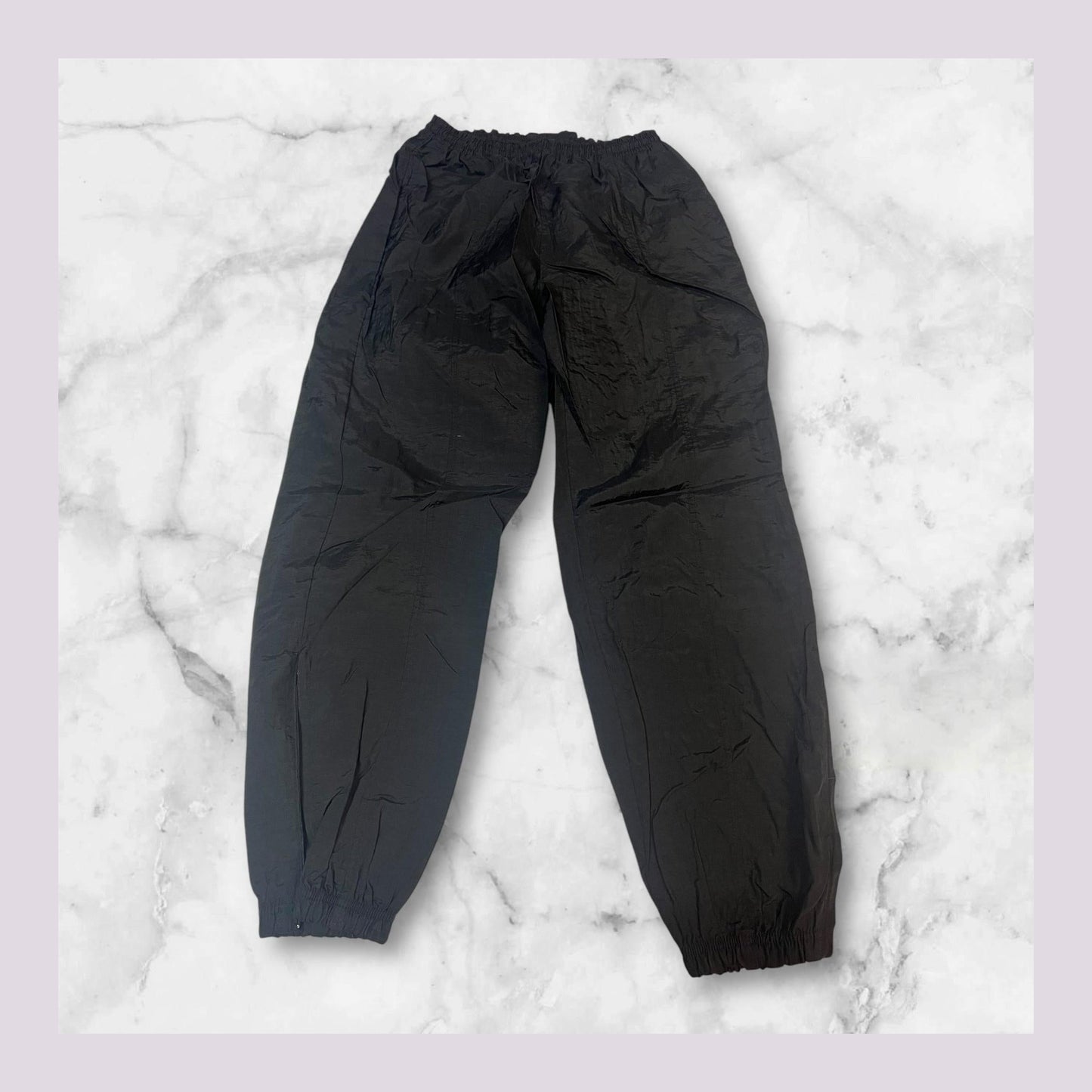 Entdecke unsere Vintage Track Pants von Nike und anderen Marken, erhältlich bei Valuxery.de - Dein Shop für trendige Vintage - Kleidung. Unsere Track Pants sind aus hochwertigen Materialien und