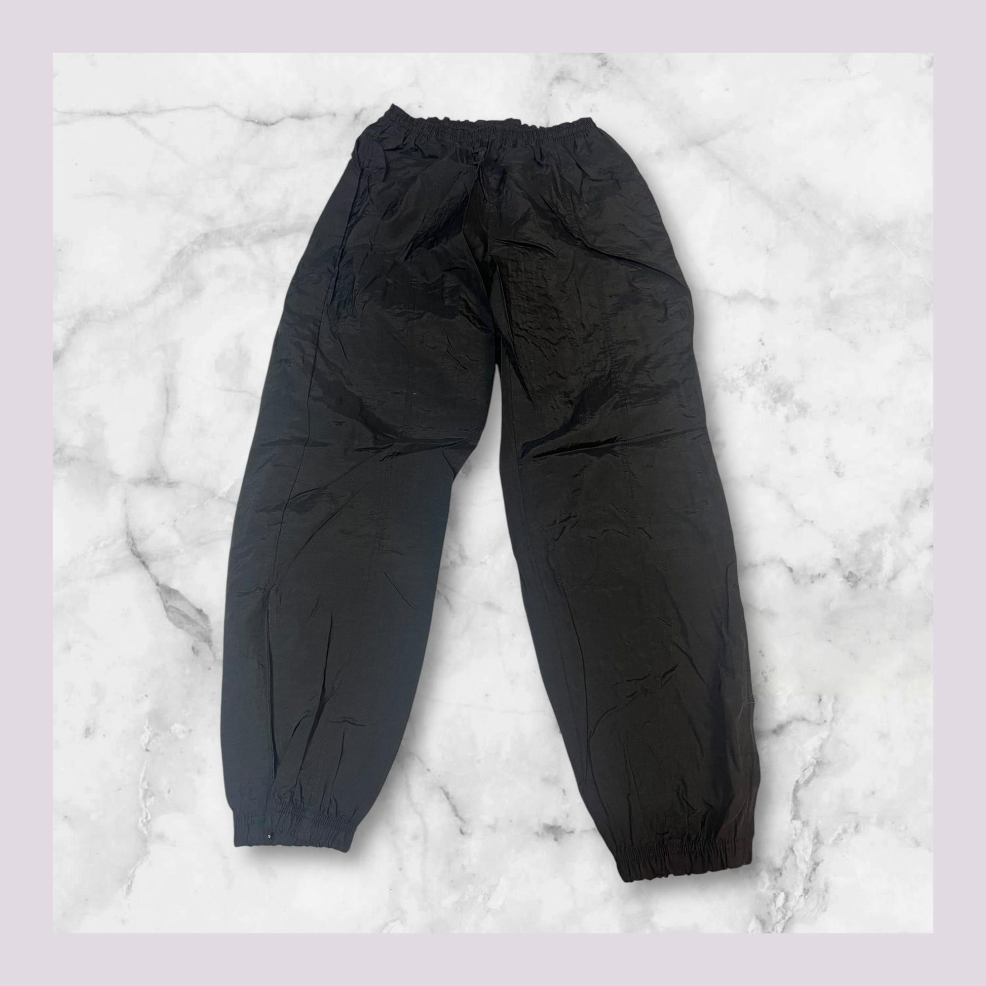 Entdecke unsere Vintage Track Pants von Nike und anderen Marken, erhältlich bei Valuxery.de - Dein Shop für trendige Vintage - Kleidung. Unsere Track Pants sind aus hochwertigen Materialien und
