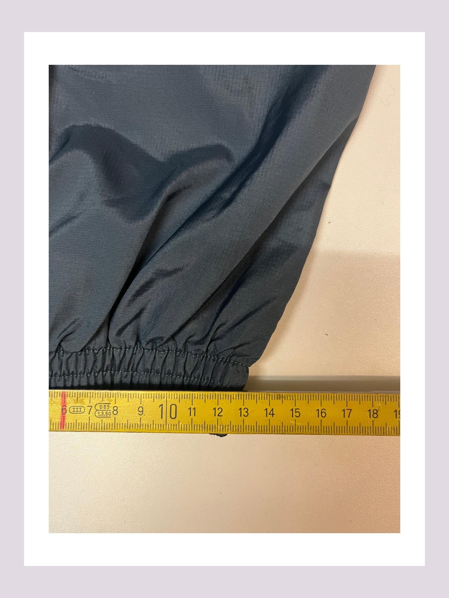 Entdecke unsere Vintage Track Pants von Nike und anderen Marken, erhältlich bei Valuxery.de - Dein Shop für trendige Vintage - Kleidung. Unsere Track Pants sind aus hochwertigen Materialien und