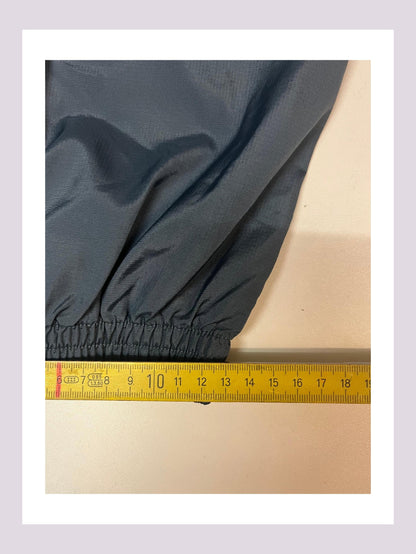 Entdecke unsere Vintage Track Pants von Nike und anderen Marken, erhältlich bei Valuxery.de - Dein Shop für trendige Vintage - Kleidung. Unsere Track Pants sind aus hochwertigen Materialien und