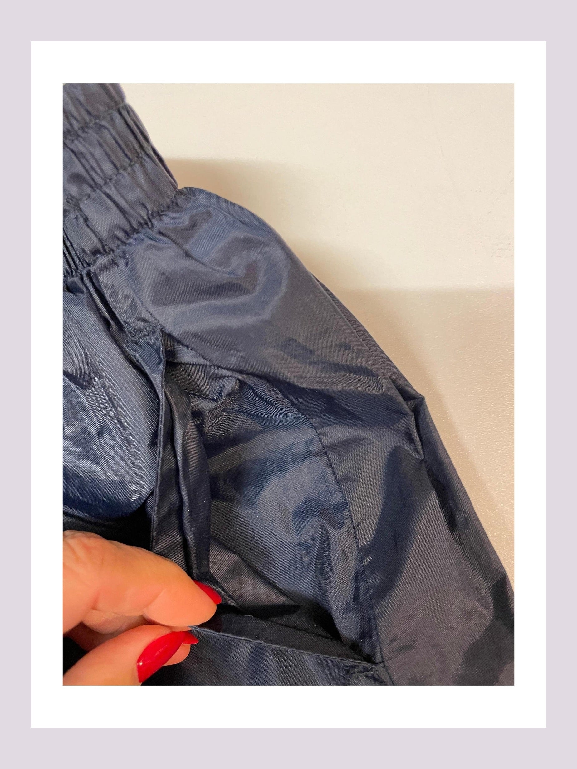 Entdecke unsere Vintage Track Pants von Nike und anderen Marken, erhältlich bei Valuxery.de - Dein Shop für trendige Vintage - Kleidung. Unsere Track Pants sind aus hochwertigen Materialien und