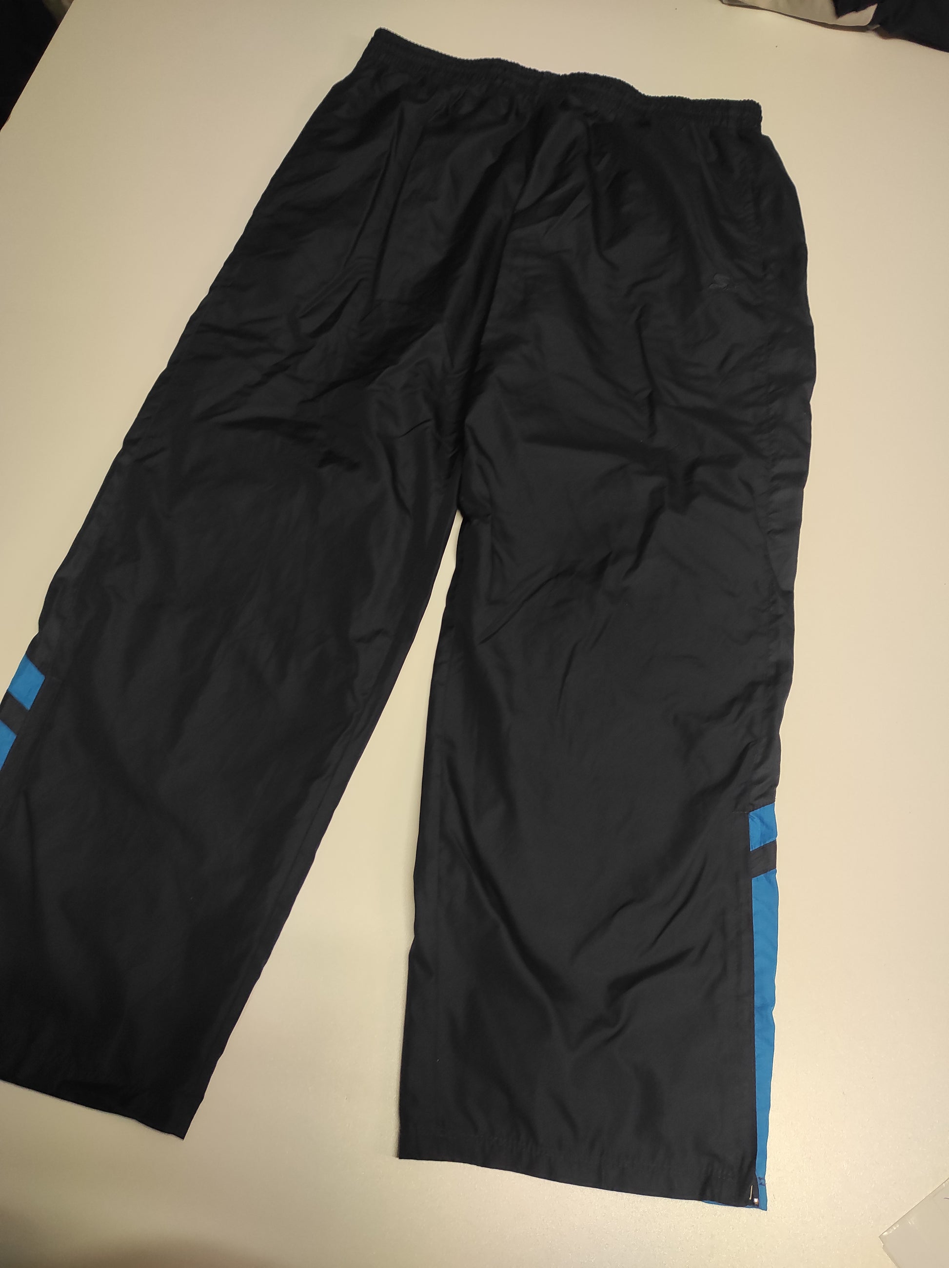 Entdecke unsere Vintage Track Pants von Nike und anderen Marken, erhältlich bei Valuxery.de - Dein Shop für trendige Vintage - Kleidung. Unsere Track Pants sind aus hochwertigen Materialien und