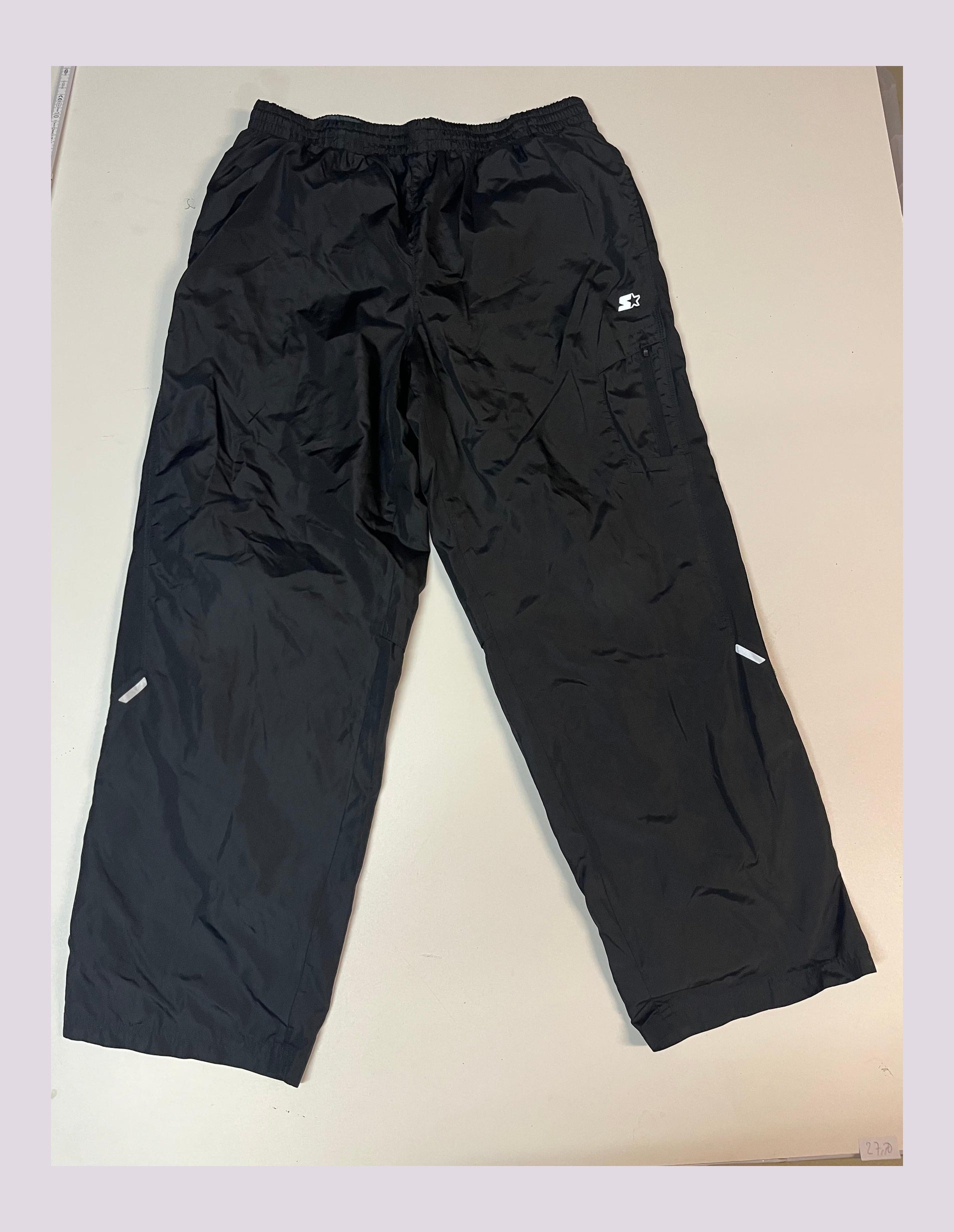 Entdecke unsere Vintage Track Pants von Nike und anderen Marken, erhältlich bei Valuxery.de - Dein Shop für trendige Vintage - Kleidung. Unsere Track Pants sind aus hochwertigen Materialien und