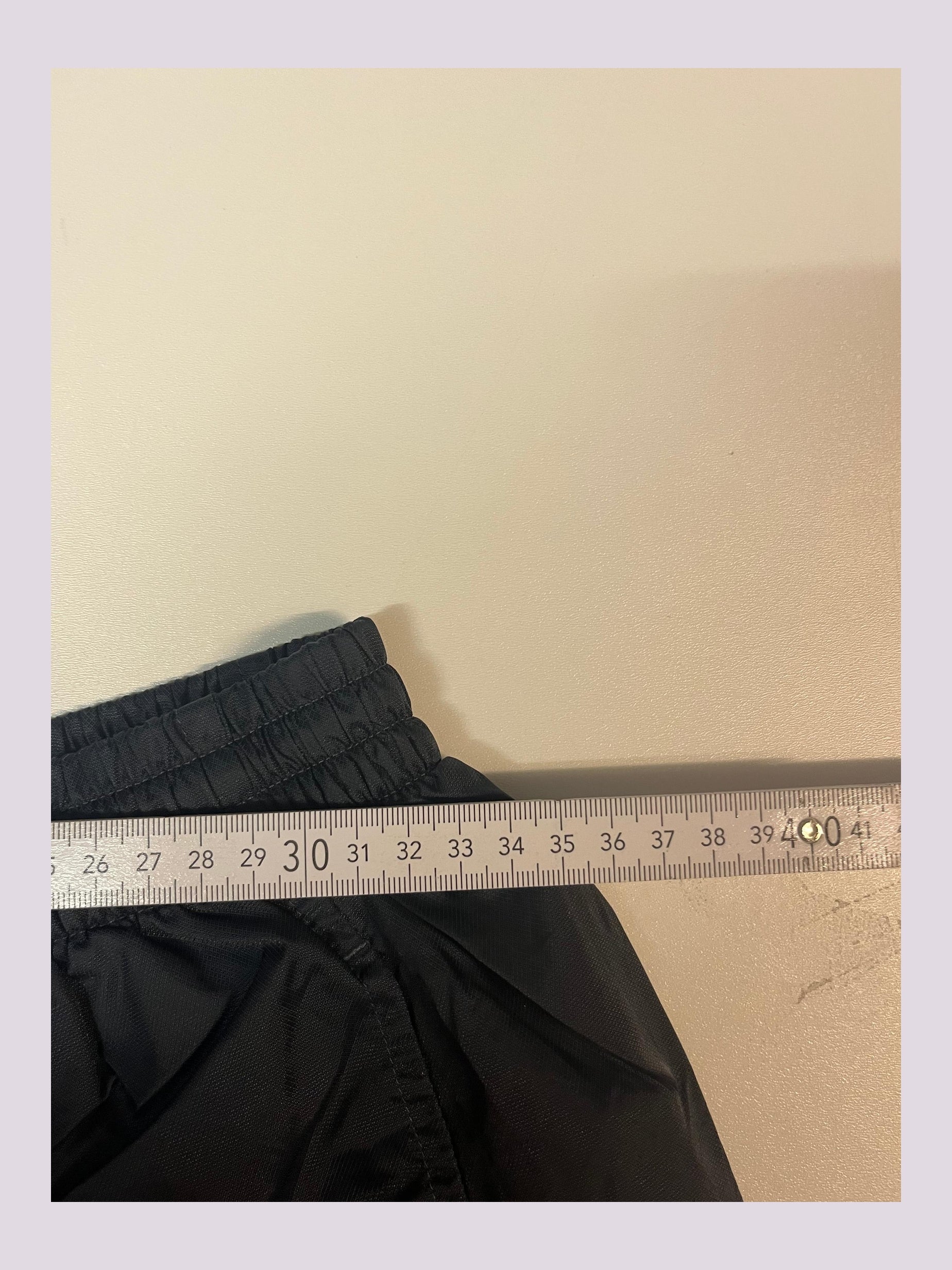 Entdecke unsere Vintage Track Pants von Nike und anderen Marken, erhältlich bei Valuxery.de - Dein Shop für trendige Vintage - Kleidung. Unsere Track Pants sind aus hochwertigen Materialien und