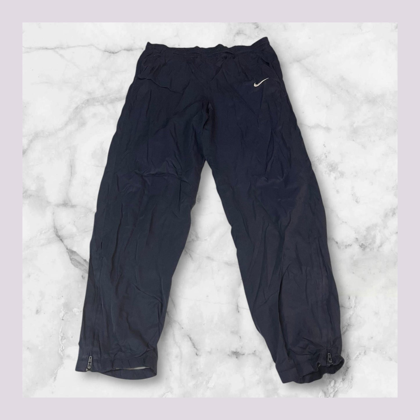 Entdecke unsere Vintage Track Pants von Nike und anderen Marken, erhältlich bei Valuxery.de - Dein Shop für trendige Vintage - Kleidung. Unsere Track Pants sind aus hochwertigen Materialien und