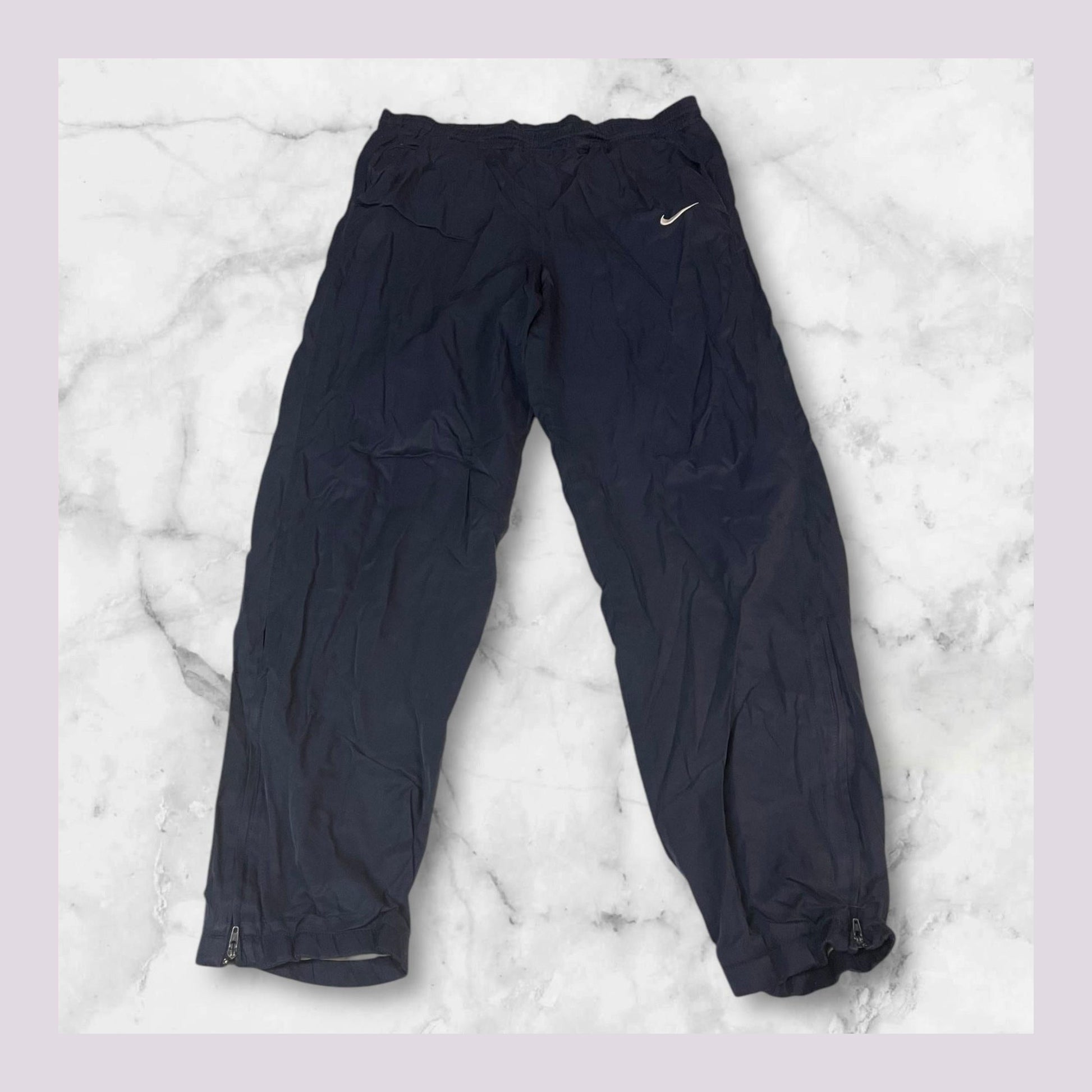 Entdecke unsere Vintage Track Pants von Nike und anderen Marken, erhältlich bei Valuxery.de - Dein Shop für trendige Vintage - Kleidung. Unsere Track Pants sind aus hochwertigen Materialien und