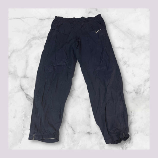 Entdecke unsere Vintage Track Pants von Nike und anderen Marken, erhältlich bei Valuxery.de - Dein Shop für trendige Vintage - Kleidung. Unsere Track Pants sind aus hochwertigen Materialien und