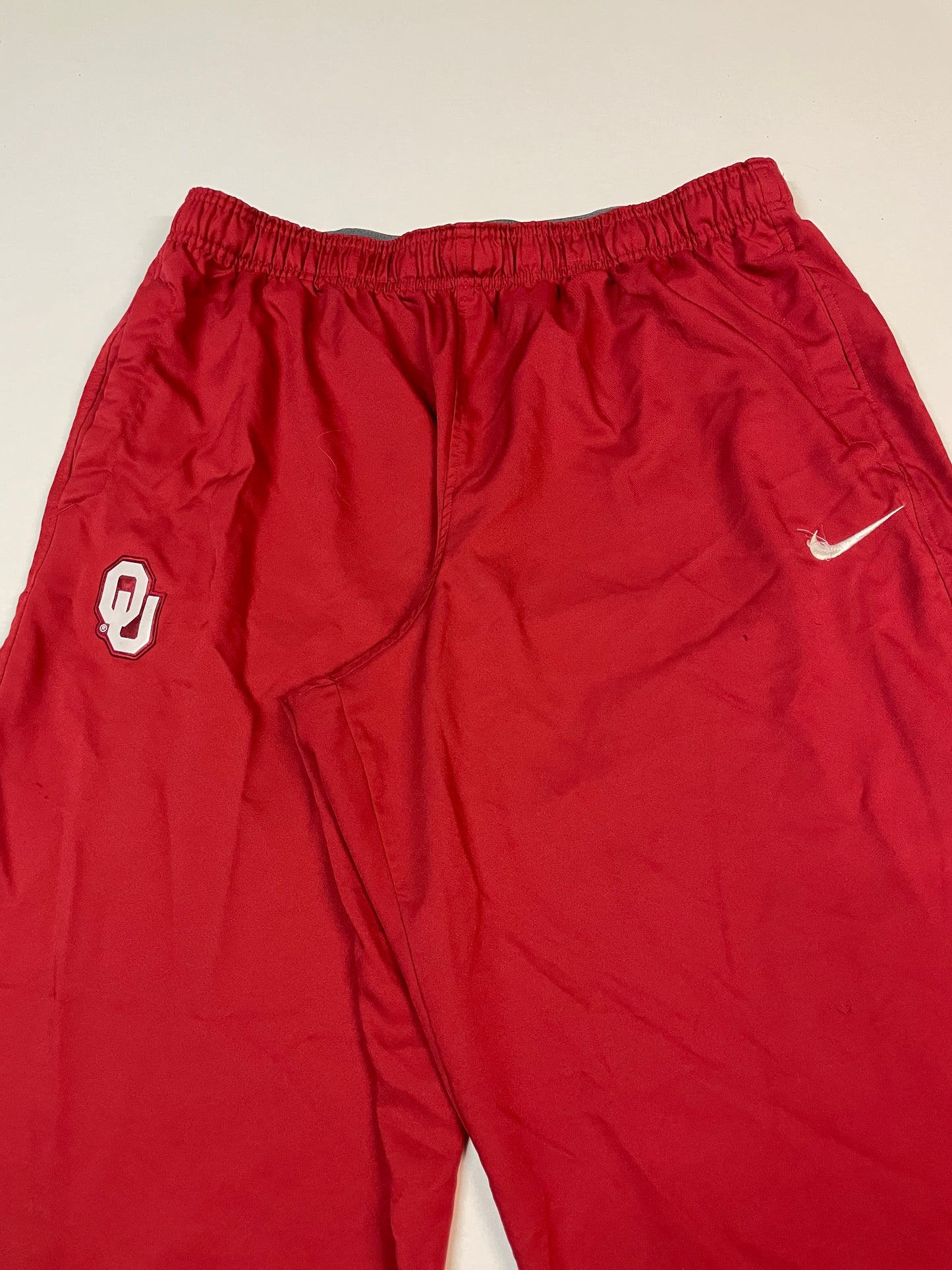 Entdecke unsere Vintage Track Pants von Nike und anderen Marken, erhältlich bei Valuxery.de - Dein Shop für trendige Vintage - Kleidung. Unsere Track Pants sind aus hochwertigen Materialien und