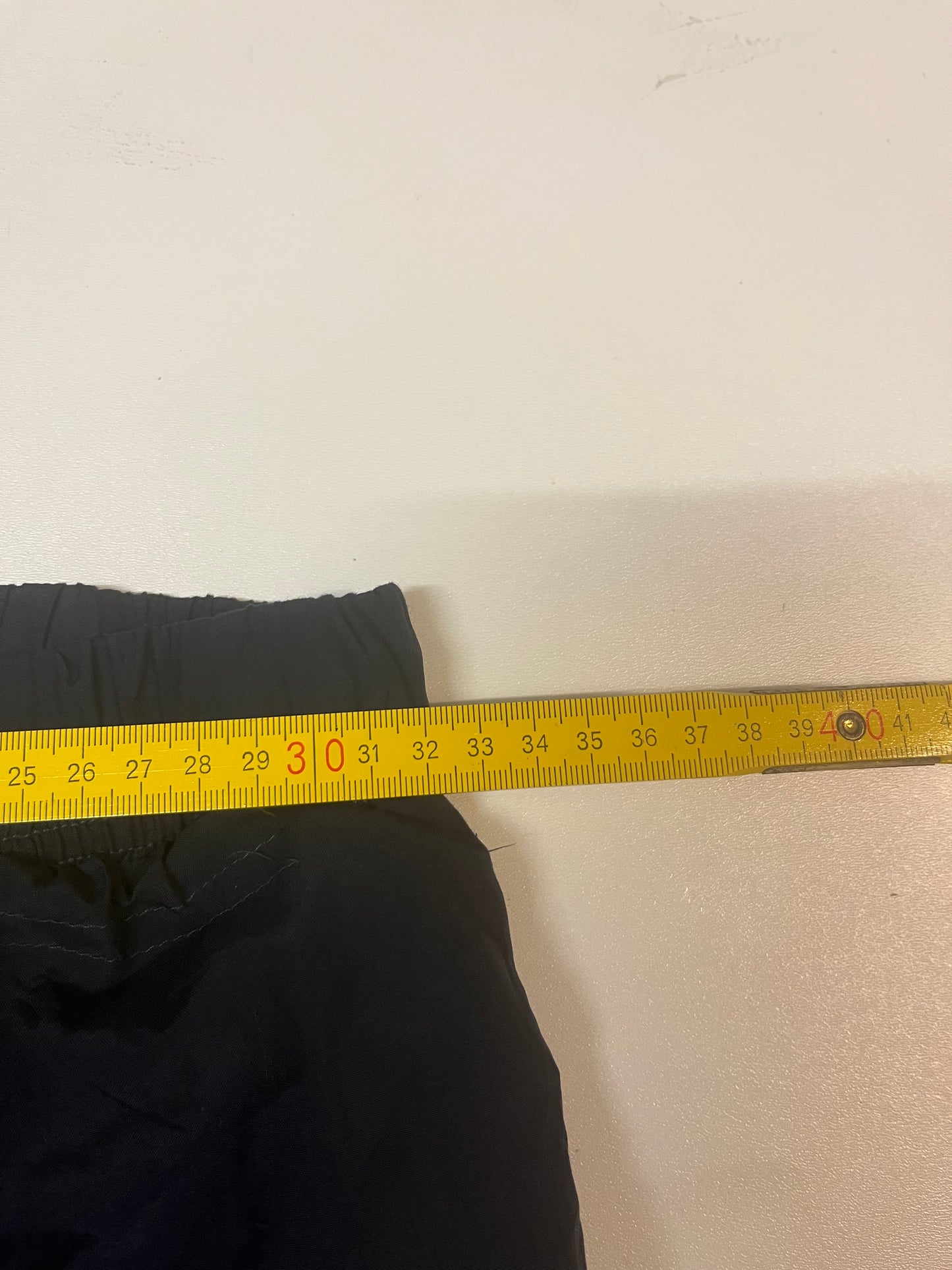 Entdecke unsere Vintage Track Pants von Nike und anderen Marken, erhältlich bei Valuxery.de - Dein Shop für trendige Vintage - Kleidung. Unsere Track Pants sind aus hochwertigen Materialien und