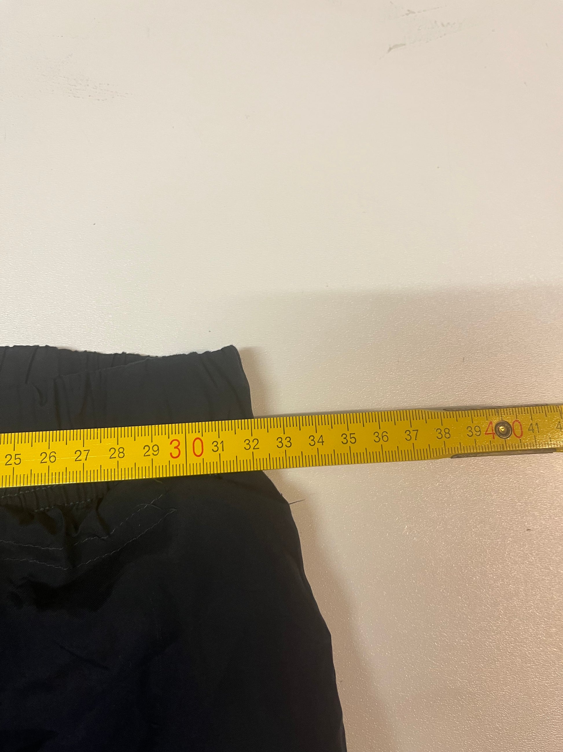 Entdecke unsere Vintage Track Pants von Nike und anderen Marken, erhältlich bei Valuxery.de - Dein Shop für trendige Vintage - Kleidung. Unsere Track Pants sind aus hochwertigen Materialien und