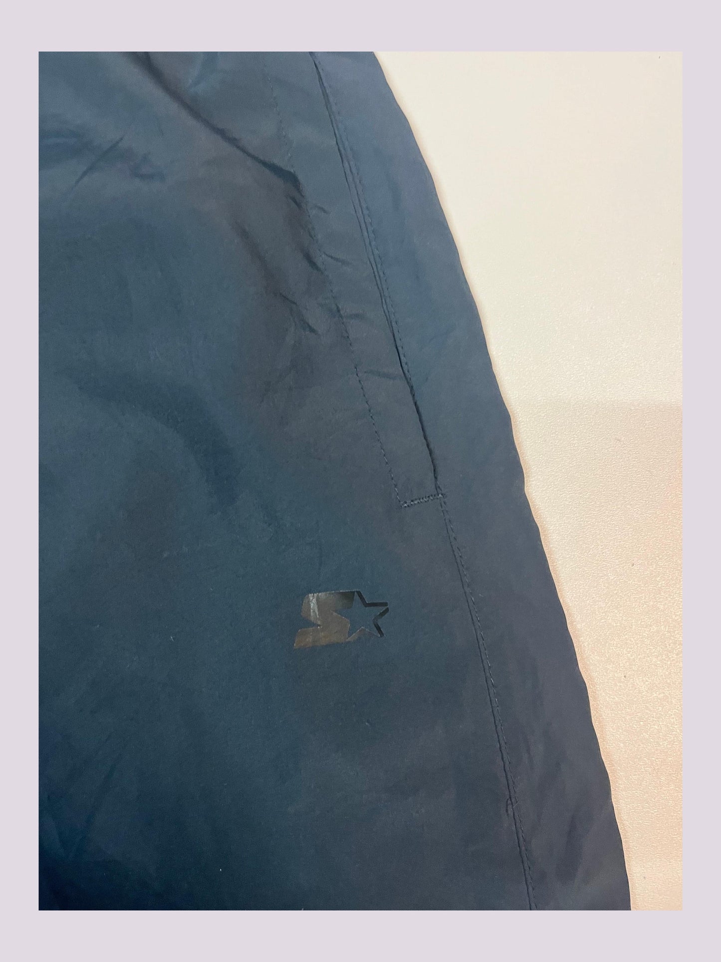 Entdecke unsere Vintage Track Pants von Nike und anderen Marken, erhältlich bei Valuxery.de - Dein Shop für trendige Vintage - Kleidung. Unsere Track Pants sind aus hochwertigen Materialien und