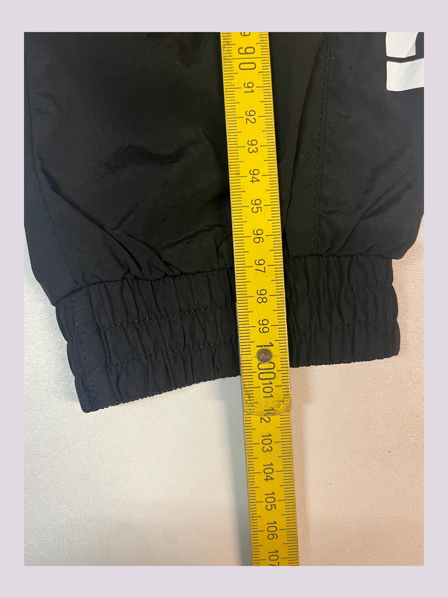 Entdecke unsere Vintage Track Pants von Nike und anderen Marken, erhältlich bei Valuxery.de - Dein Shop für trendige Vintage - Kleidung. Unsere Track Pants sind aus hochwertigen Materialien und