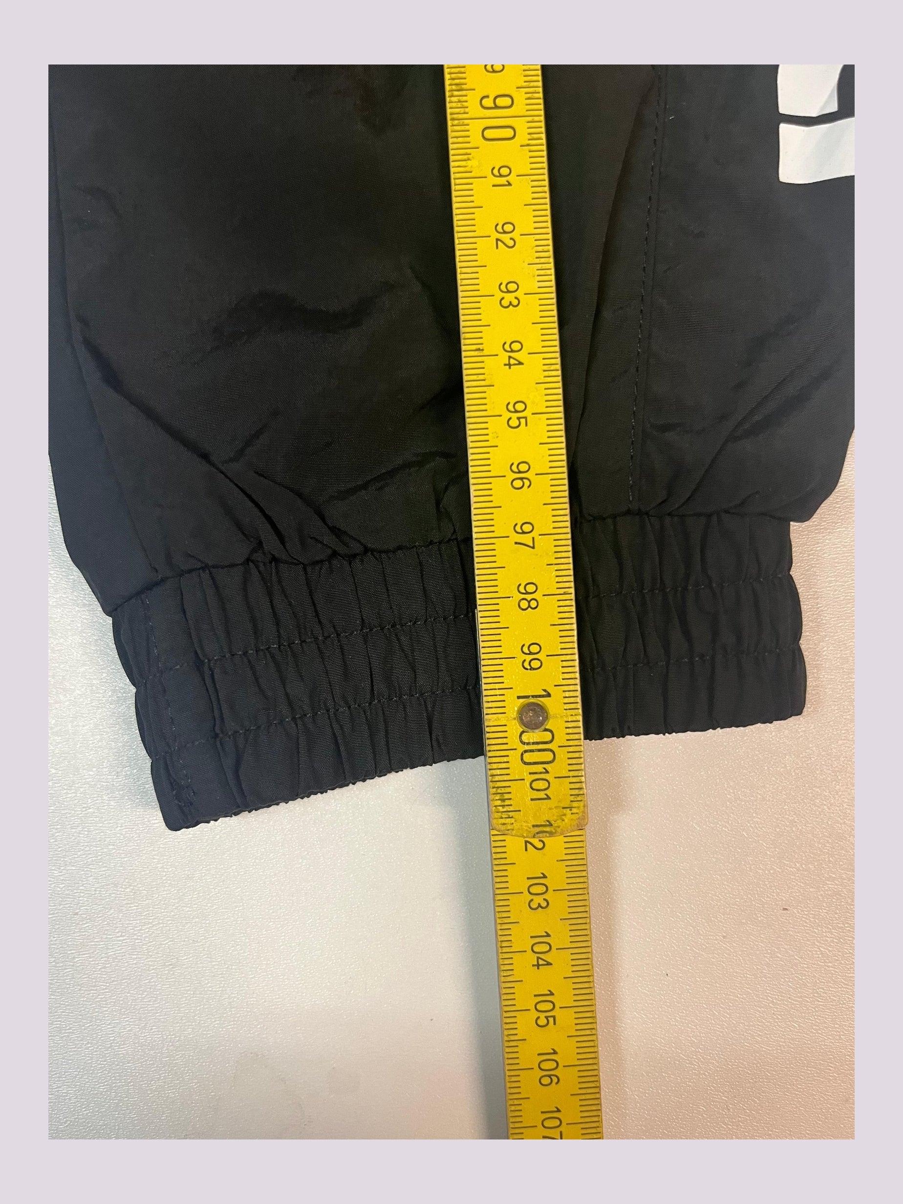 Entdecke unsere Vintage Track Pants von Nike und anderen Marken, erhältlich bei Valuxery.de - Dein Shop für trendige Vintage - Kleidung. Unsere Track Pants sind aus hochwertigen Materialien und