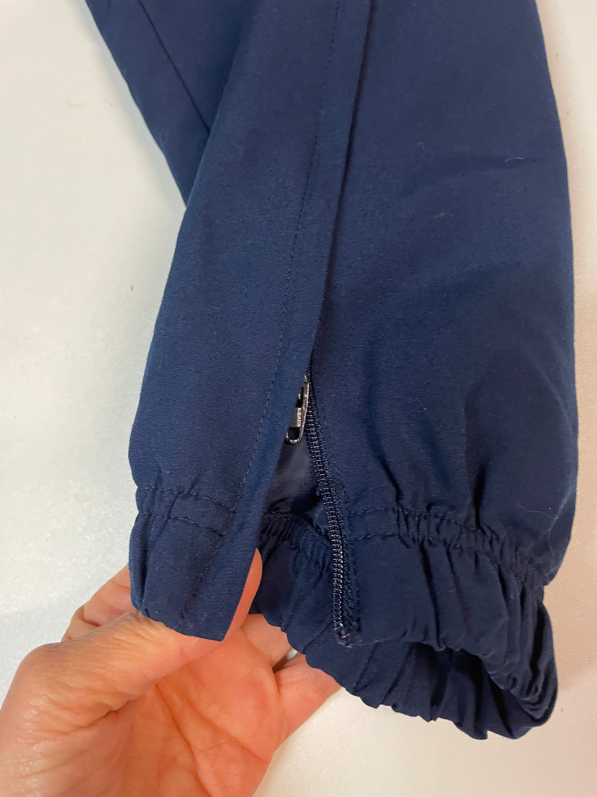 Entdecke unsere Vintage Track Pants von Nike und anderen Marken, erhältlich bei Valuxery.de - Dein Shop für trendige Vintage - Kleidung. Unsere Track Pants sind aus hochwertigen Materialien und