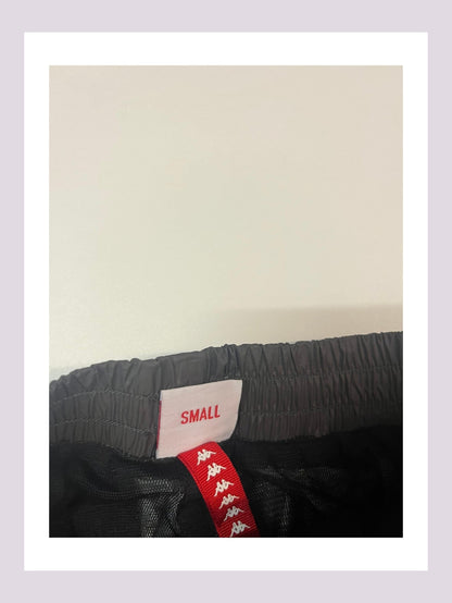 Entdecke unsere Vintage Track Pants von Nike und anderen Marken, erhältlich bei Valuxery.de - Dein Shop für trendige Vintage - Kleidung. Unsere Track Pants sind aus hochwertigen Materialien und