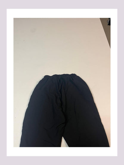 Entdecke unsere Vintage Track Pants von Nike und anderen Marken, erhältlich bei Valuxery.de - Dein Shop für trendige Vintage - Kleidung. Unsere Track Pants sind aus hochwertigen Materialien und