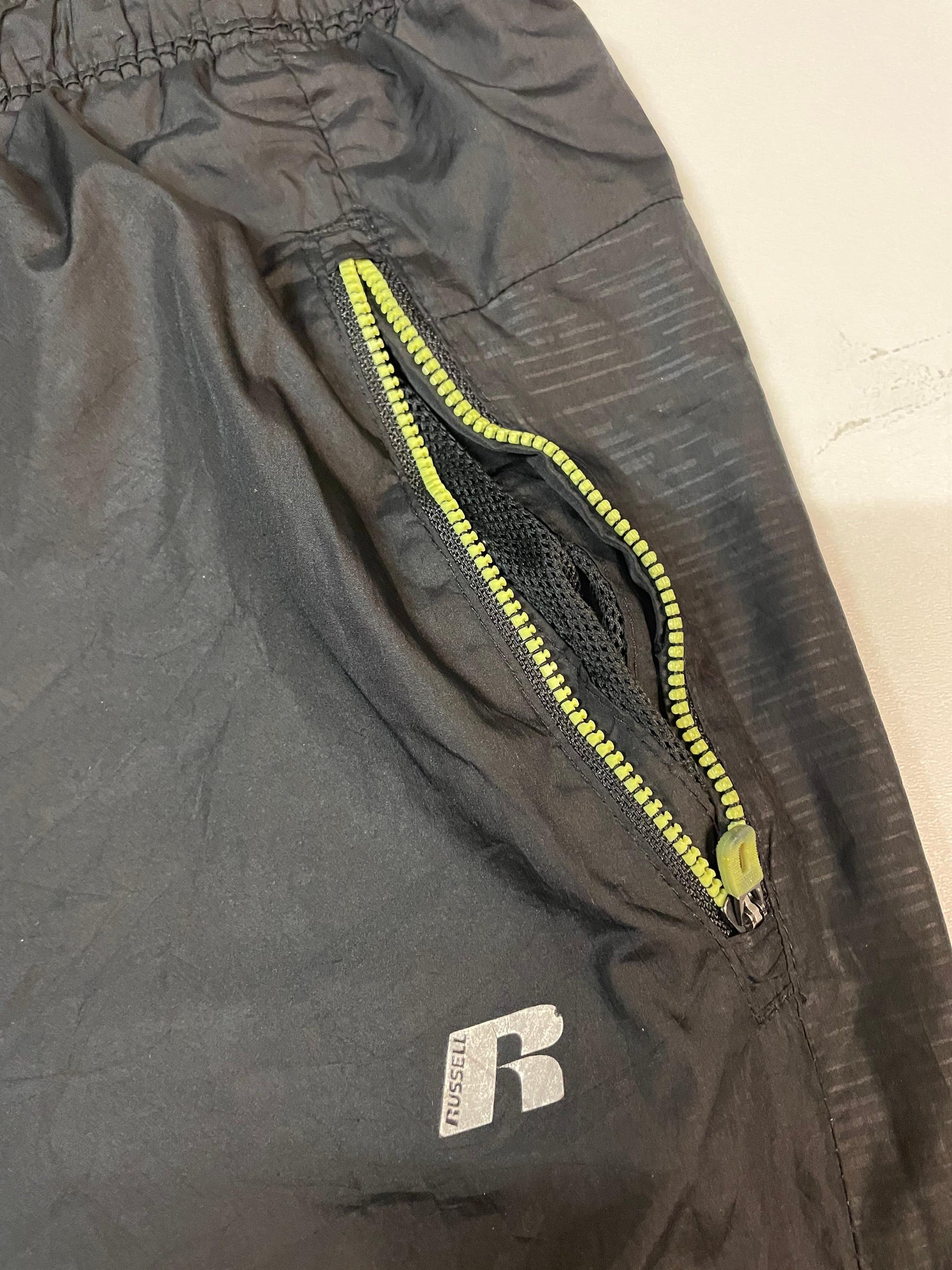 Entdecke unsere Vintage Track Pants von Nike und anderen Marken, erhältlich bei Valuxery.de - Dein Shop für trendige Vintage - Kleidung. Unsere Track Pants sind aus hochwertigen Materialien und